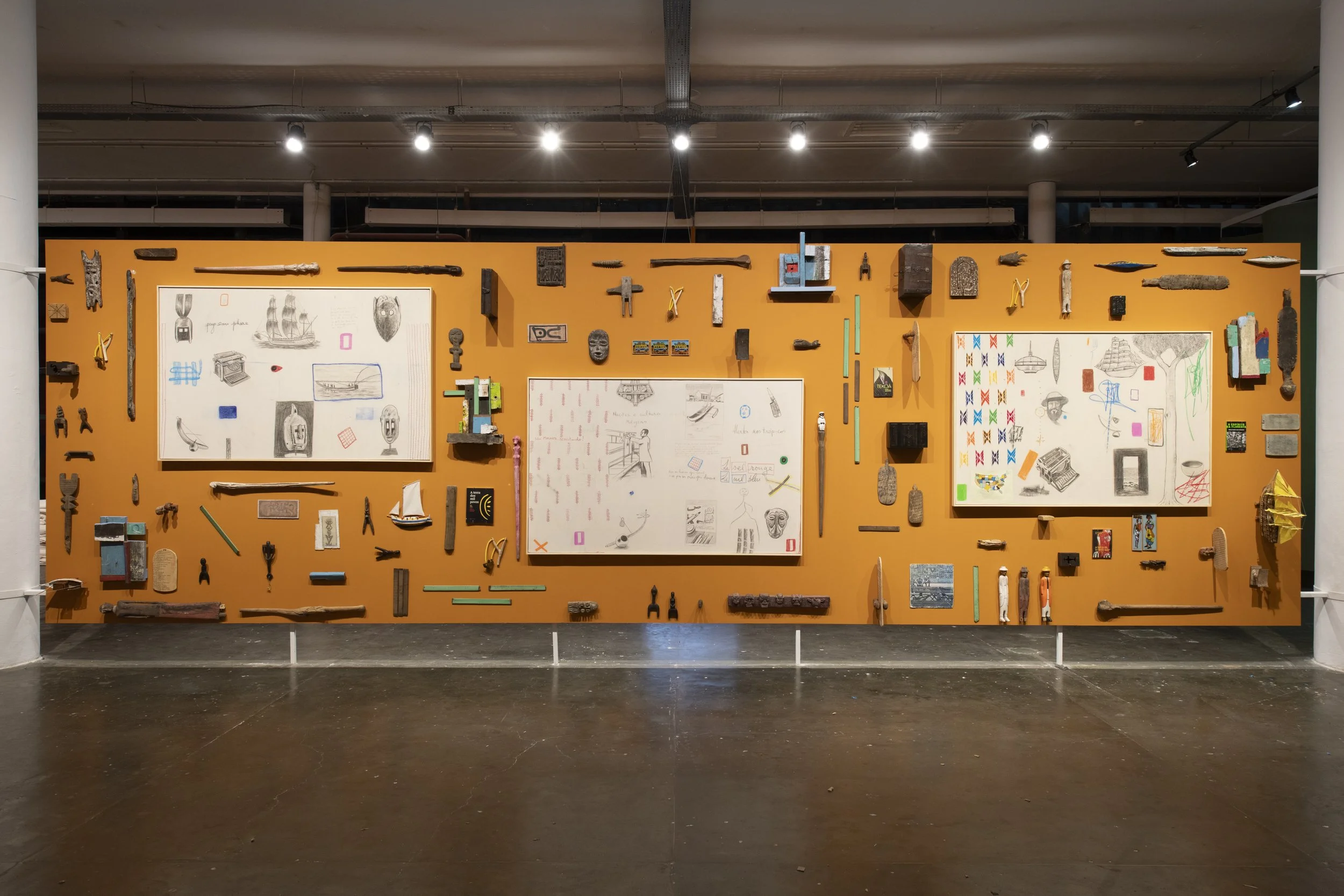 Vista da instalação de Hamedine Kane durante a 36ª Bienal de São Paulo © Levi Fanan_ Fundação Bienal.jpg