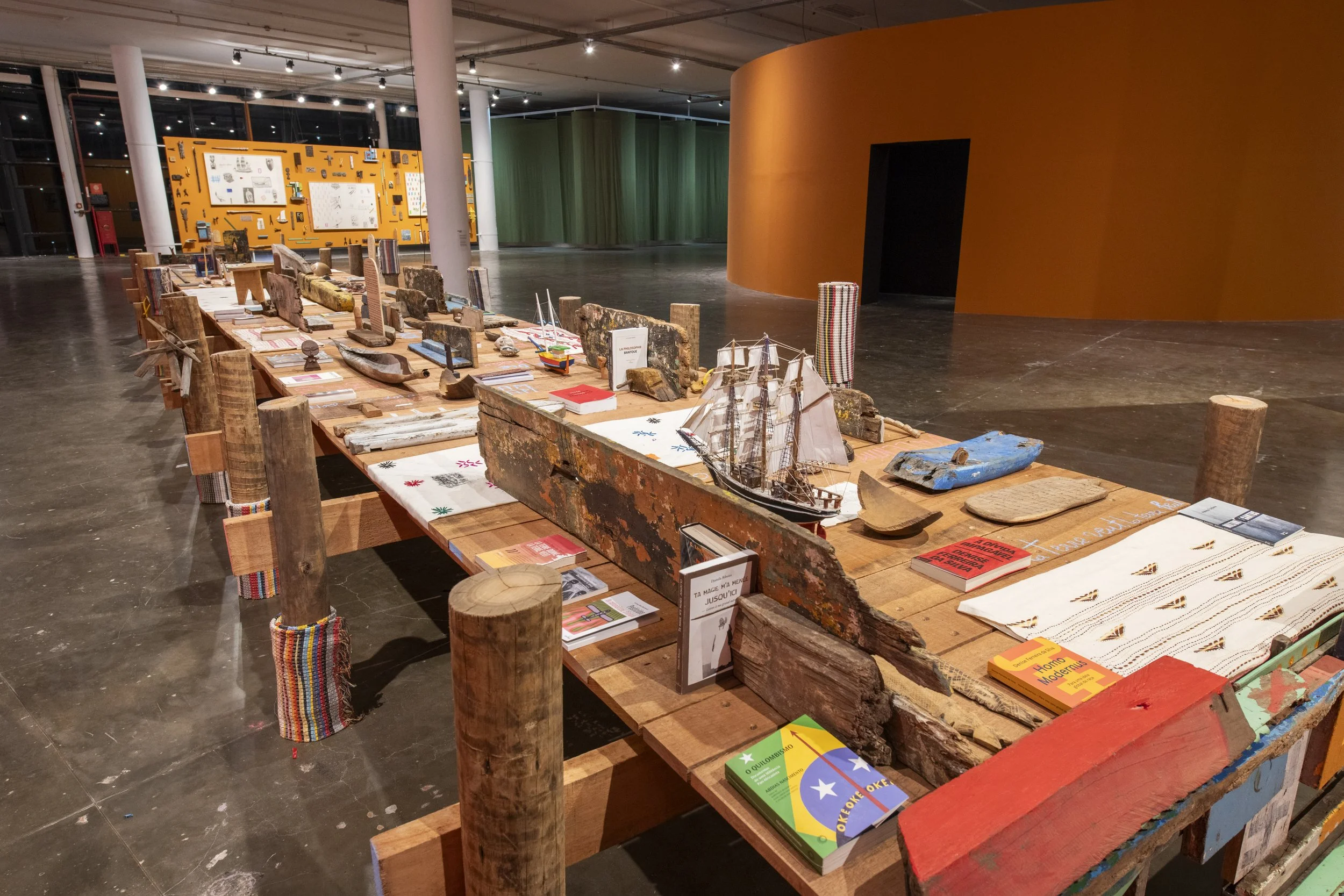 Vista da instalação de Hamedine Kane durante a 36ª Bienal de São Paulo © Levi Fanan_ Fundação Bienal (2).jpg