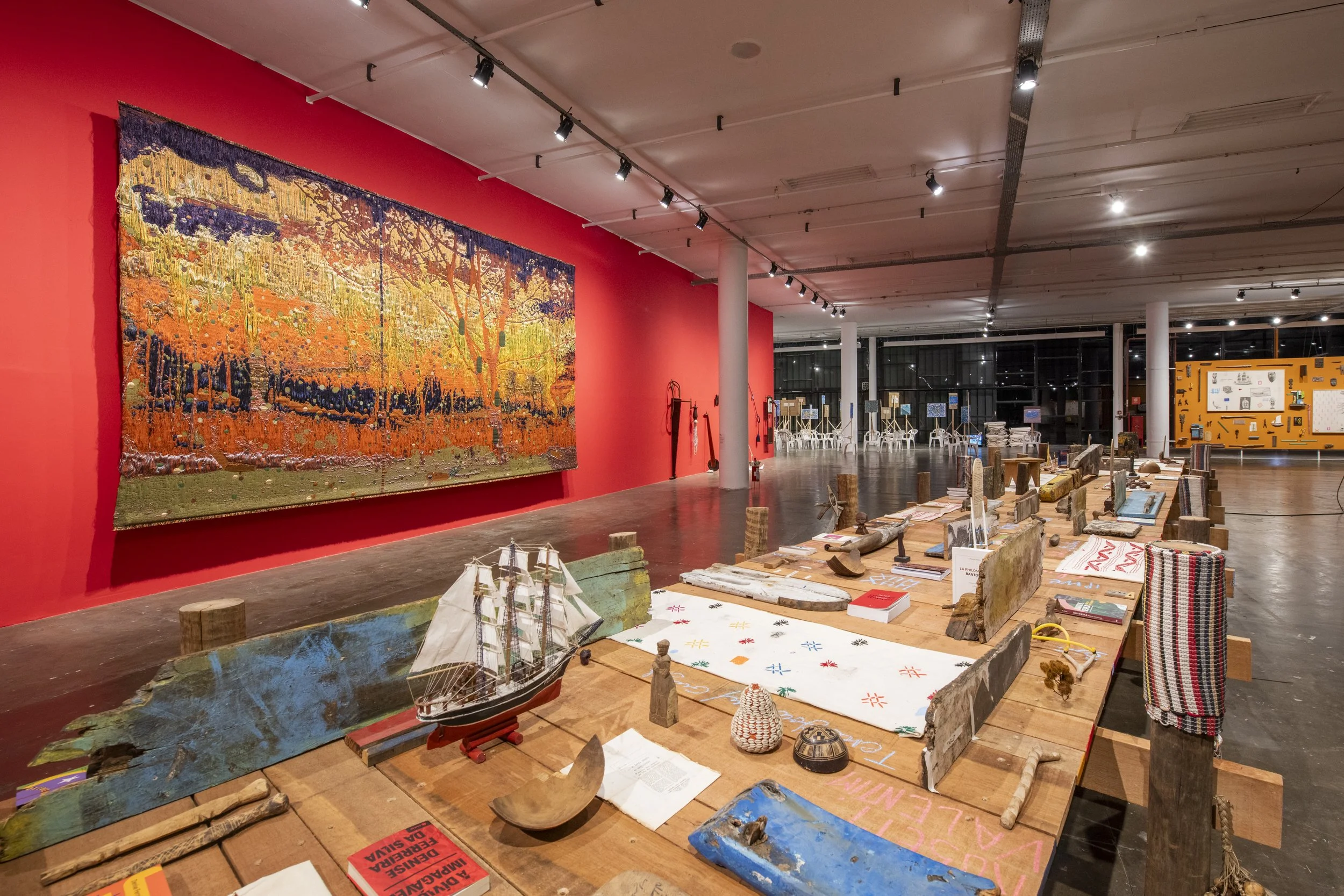 Vista da instalação de Hamedine Kane e Otobong Nkanga durante a 36ª Bienal de São Paulo © Levi Fanan_ Fundação Bienal (2).jpg