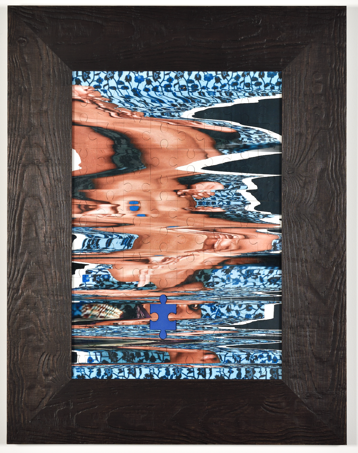 Faites vos Je II-02, 2023, Impression photographique sur des pièces de puzzle en bois avec cadre en bois, 40 x 51 cm