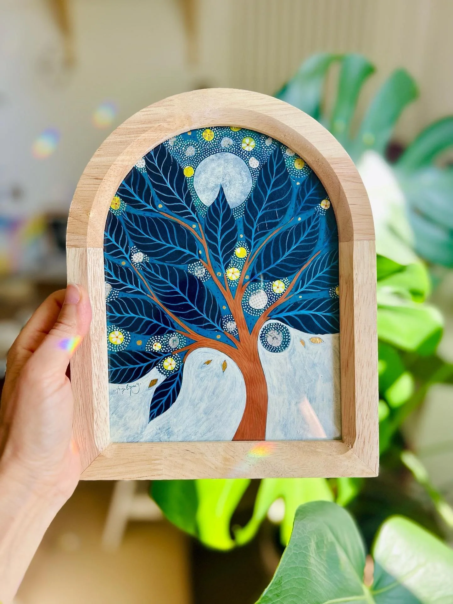 Bonjour 😇
Quelques jours avant la reprise, j&rsquo;en profite pour vous pr&eacute;senter une nouvelle peinture :

Petit arbre lune bleu sous une arche 💙

Acryla gouache sur papier, r&eacute;alis&eacute; durant l&rsquo;&eacute;t&eacute;, premier d&r