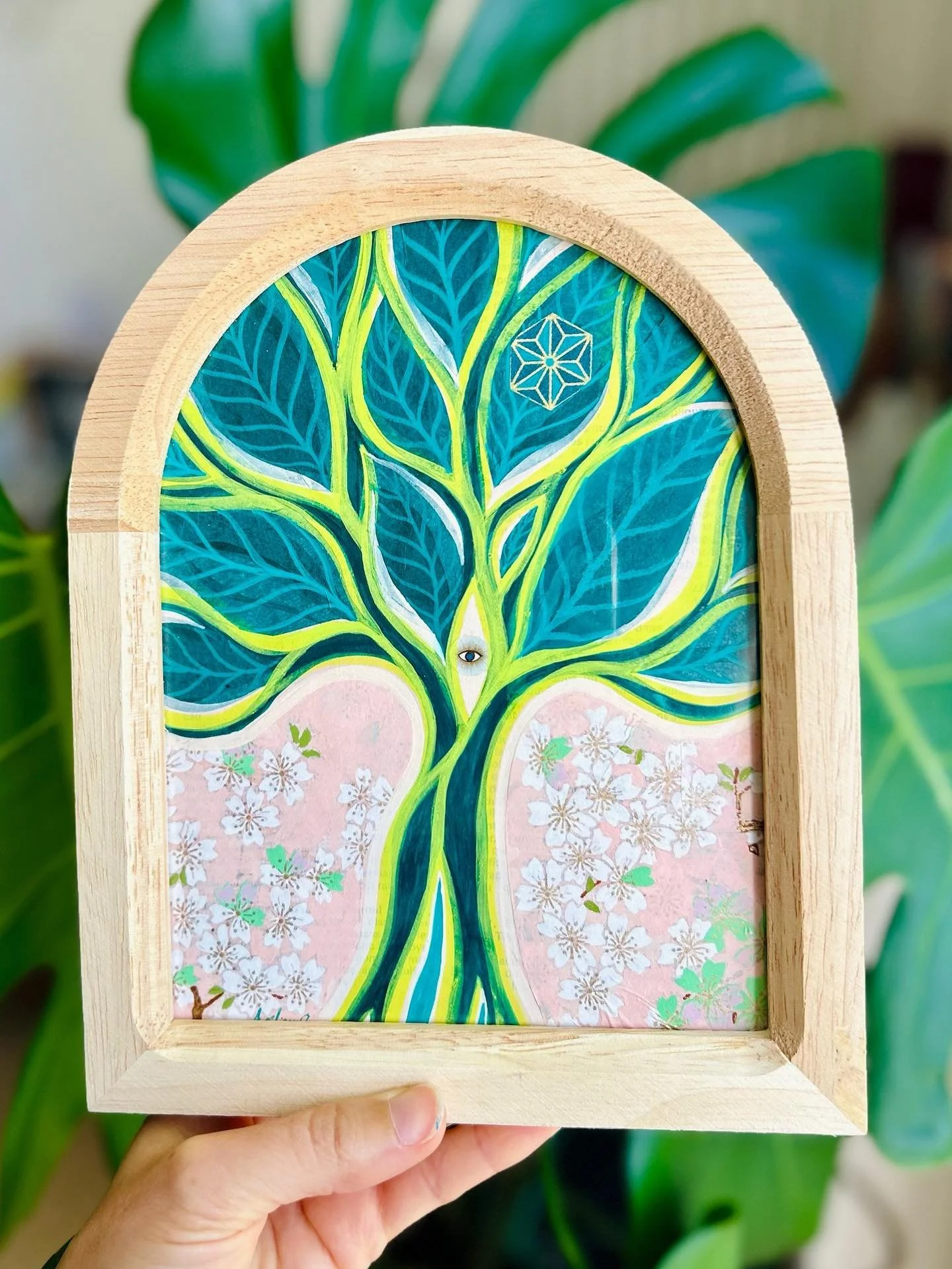 ✨ Nouvelle peinture ✨

L&rsquo;arbre qui veille sous une arche 🌳👁️
Acryla gouache sur papier

#peinture #acrylagouache #artpo&eacute;tique #artcontemporain #artwork #artist #painting #inspiredbynature #treestagram #symbolism