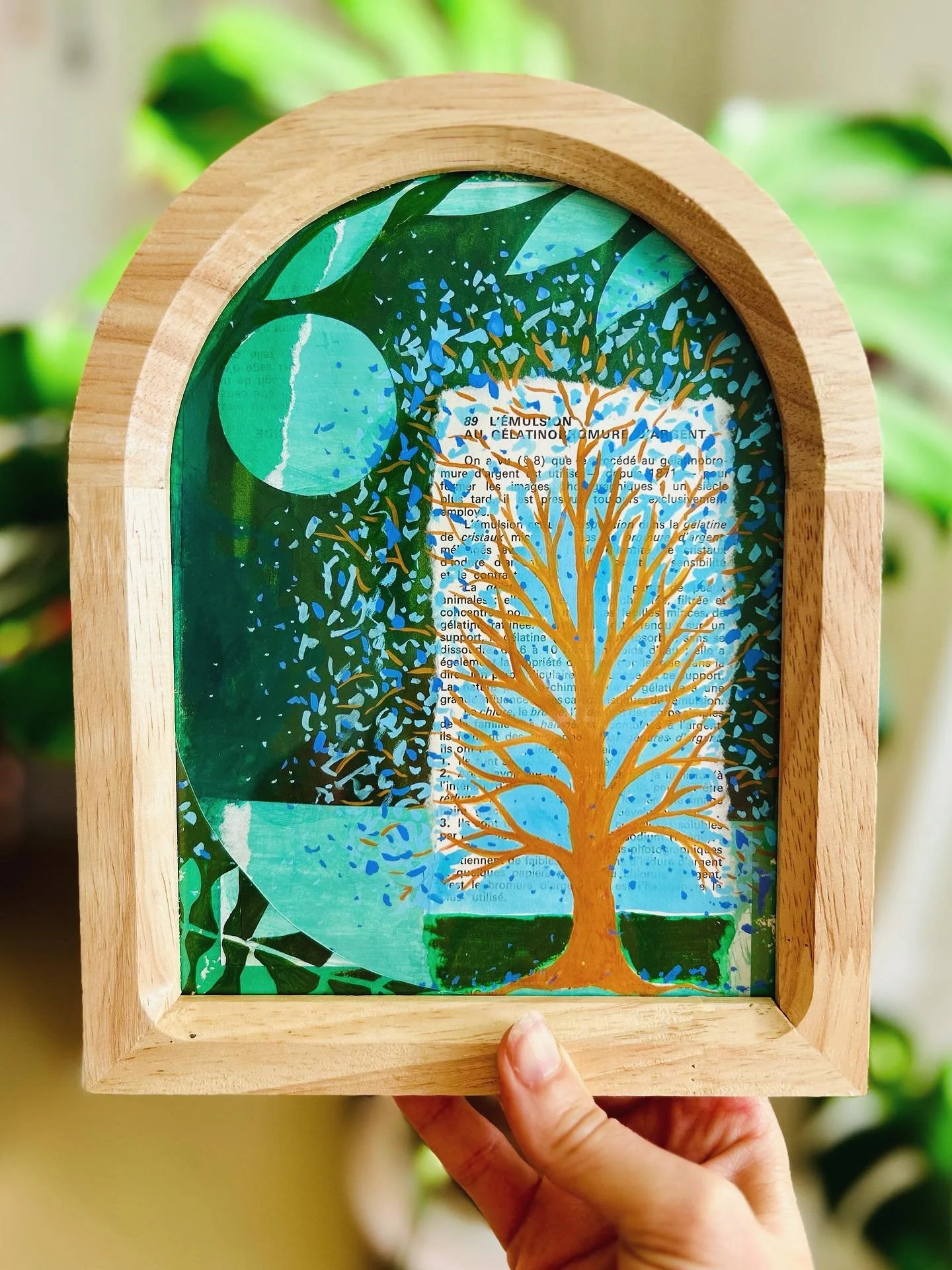 L&rsquo;automne se profile petit &agrave; petit. En attendant je profite encore des beaux cama&iuml;eux de verts en for&ecirc;t se d&eacute;tachant de ce ciel bleu radieux&hellip; 

L&rsquo;arbre lune bleu vert sous une arche 💙🌝💚 

🎨 Acryla gouac