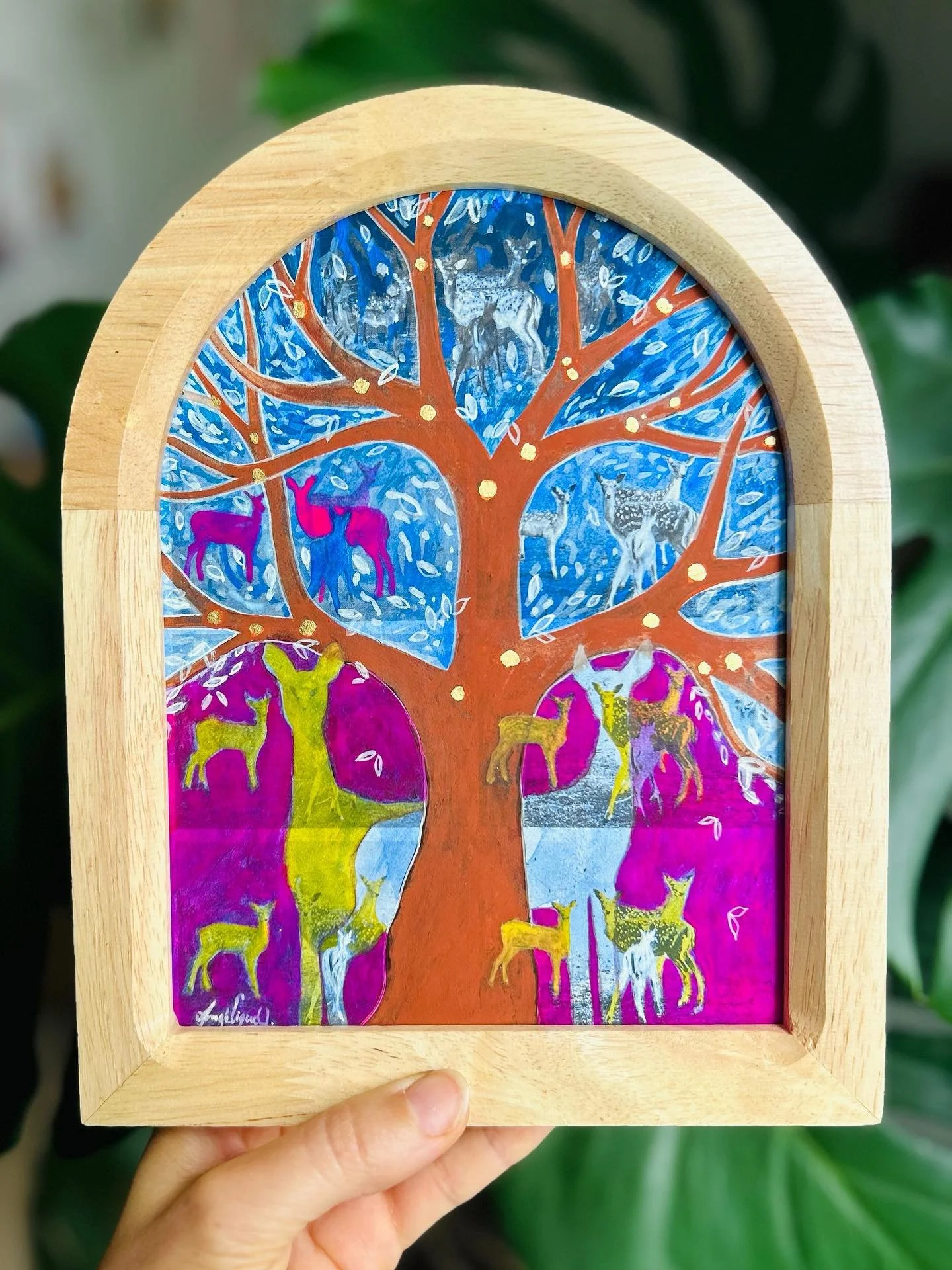 Mon petit dernier, l&rsquo;un de mes pr&eacute;f&eacute;r&eacute;s&hellip; 🎨 Biches sous l&rsquo;Arche 🌳🦌

Acryla gouache et feuille d&rsquo;or 24 carats ✨ sur papier.

#art #arbre #painting #tree #treeoflife #inspiredbynature #artist #biche #anim