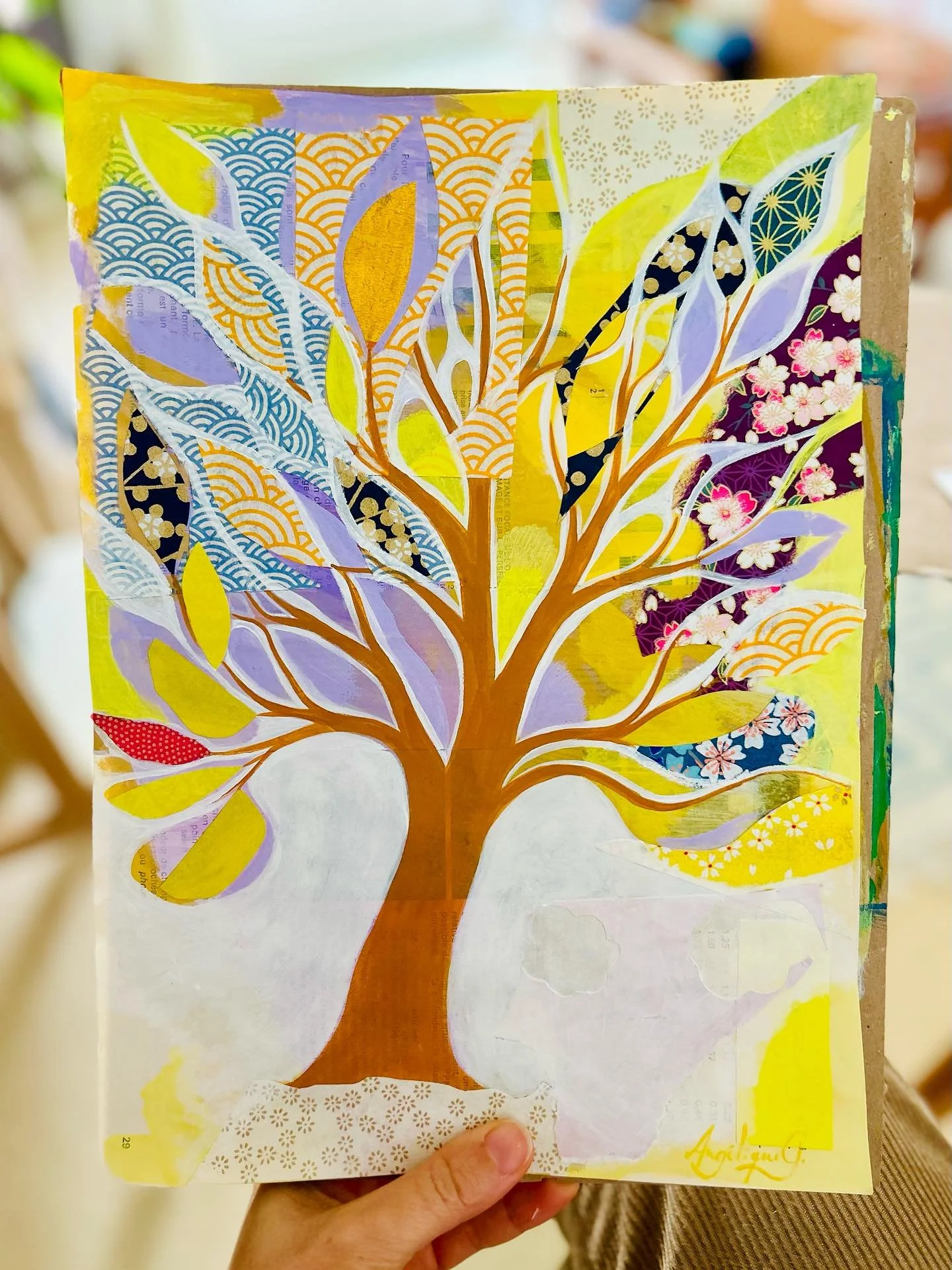 🍁 La magie d&rsquo;octobre, des couleurs magnifiques et un rythme ralenti peu &agrave; peu gr&acirc;ce aux moments cosy entre lecture et peinture&hellip; voici la toute derni&egrave;re ✨🌳✨

🎨 Arbre Sienne d&rsquo;octobre &bull; Peinture et collage