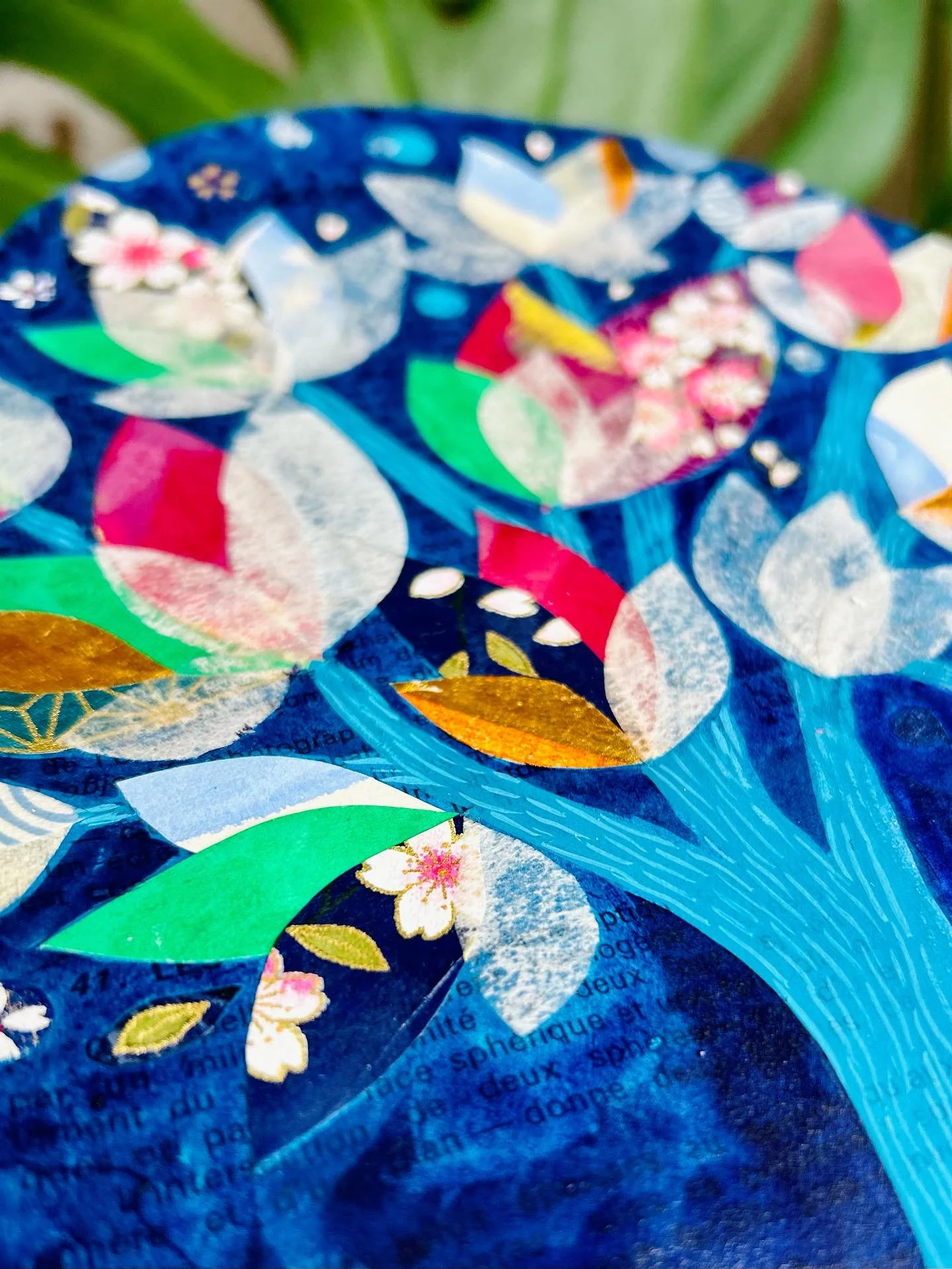 Voici un nouvel arbre 🌳🪷
Son feuillage me rappelle des lotus, alors je l&rsquo;ai intitul&eacute; *L&rsquo;arbre lotus sous une arche*. Mes titres restent toujours descriptifs, juste pour m&rsquo;y retrouver parmi tous ces arbres 🎨✨

Je le publier