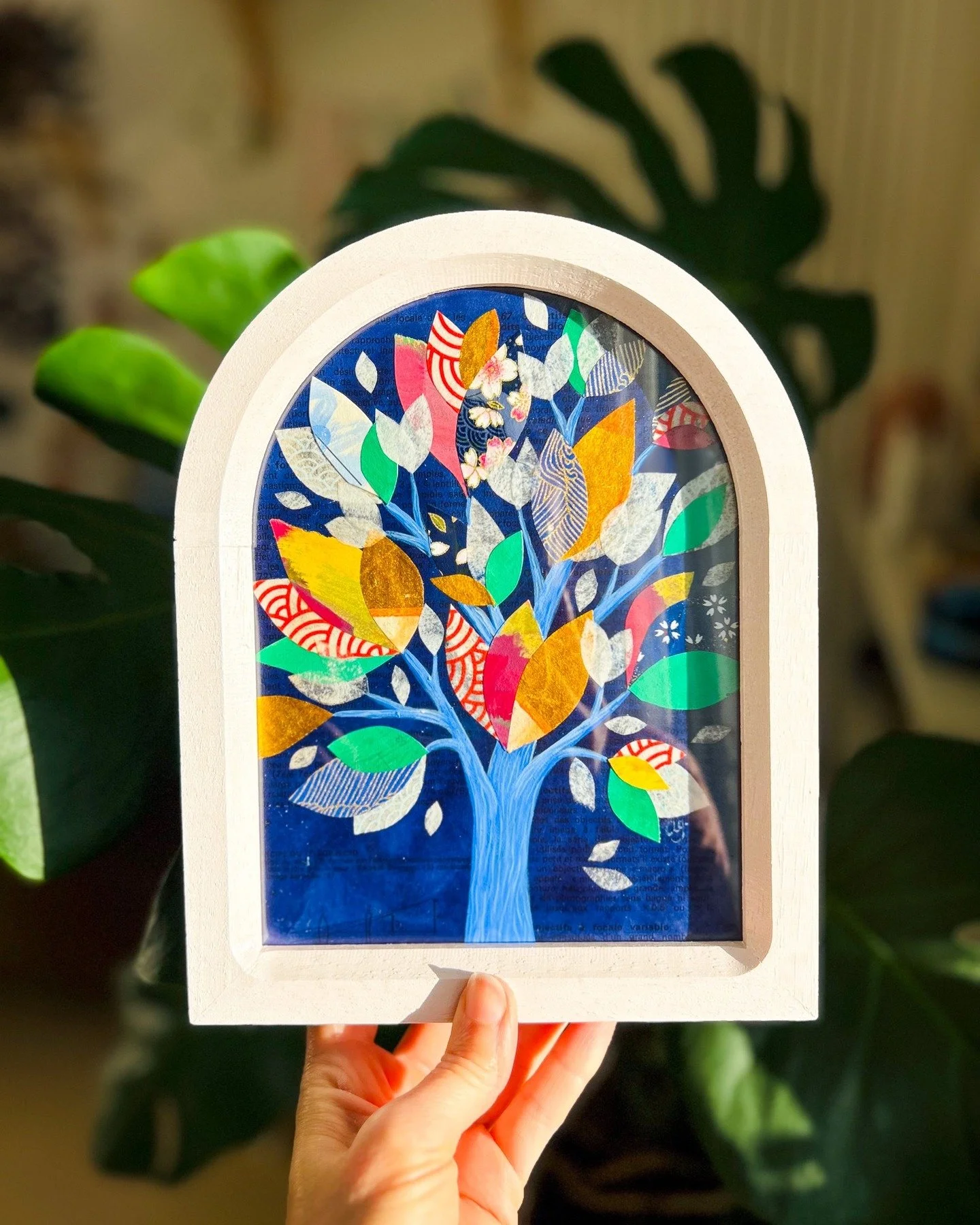🎨🌳Sous une arche : c&rsquo;est le nom d&rsquo;une s&eacute;rie d&rsquo;arbres peints et encadr&eacute;s dans de jolis cadres d&eacute;nich&eacute;s par mon amie @julieprimrosem artiste calligraphe. Leur format singulier m&rsquo;a inspir&eacute; des