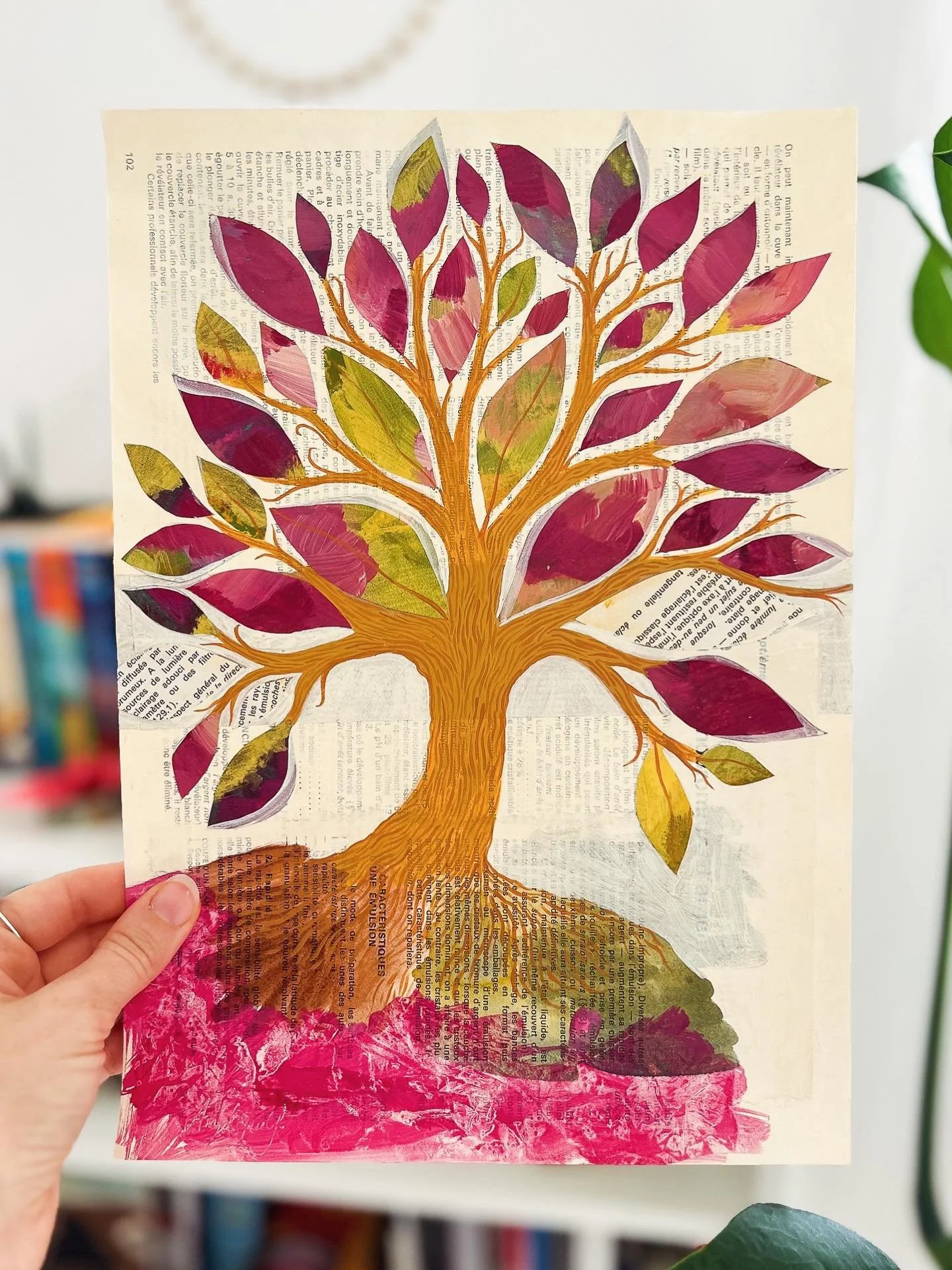 👋 et la voici la toute derni&egrave;re&hellip;avec des phrases qui deviennent racines ou feuillage, un arbre qui pousse entre les mots et les couleurs.

🎨🌳🍁 Terre de sienne et lie de vin &bull; Peinture et collages sur pages anciennes &bull; 31,5