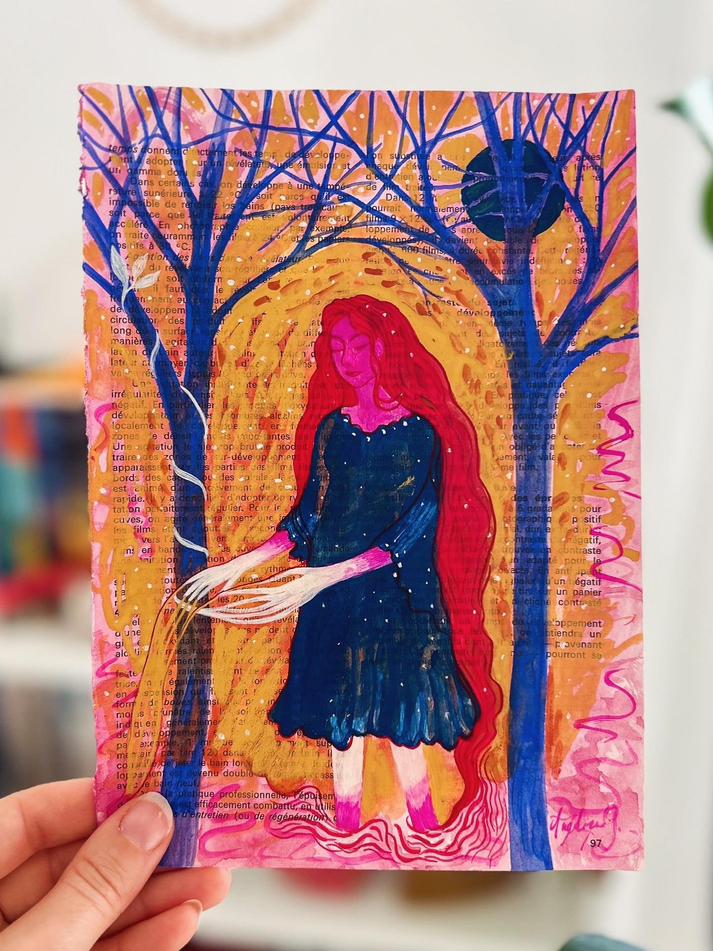 Le froid, la fatigue et les courbatures de saison sont l&agrave;&hellip; heureusement les couleurs viennent apporter un peu de baume au c&oelig;ur ! 

Femme rose entre deux arbres &bull; peinture sur page ancienne 🌚💗✨

Belle soir&eacute;e/journ&eac