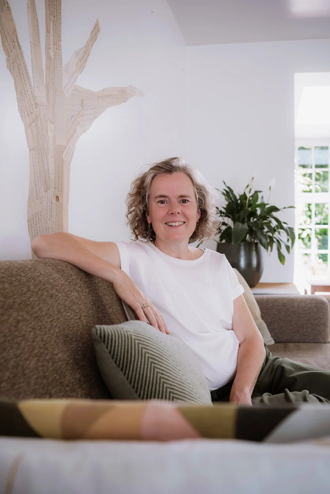 Heidi van Met Menna zit ontspannen in de zetel