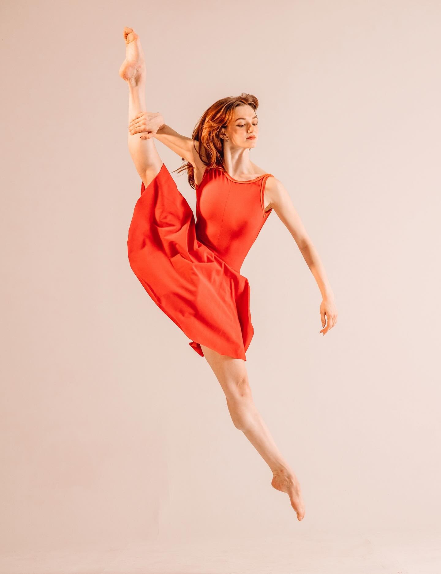 🌟 Please Welcome Miss Ava! 🌟
We are beyond excited to introduce Miss Ava as the newest addition to our Synergy teaching team!

Ava began dancing at the age of two and trained extensively across Bucks County, while also studying at prestigious insti
