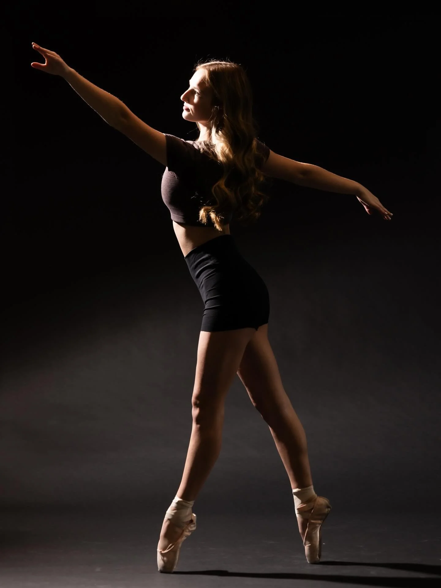 Halfway to the weekend, still chasing the light ✨

Midweek reminder: progress doesn&rsquo;t have to be loud &mdash; sometimes it looks like quiet focus, pointed toes, and one more rep when no one&rsquo;s watching.

Happy Wednesday dancers&hellip; kee