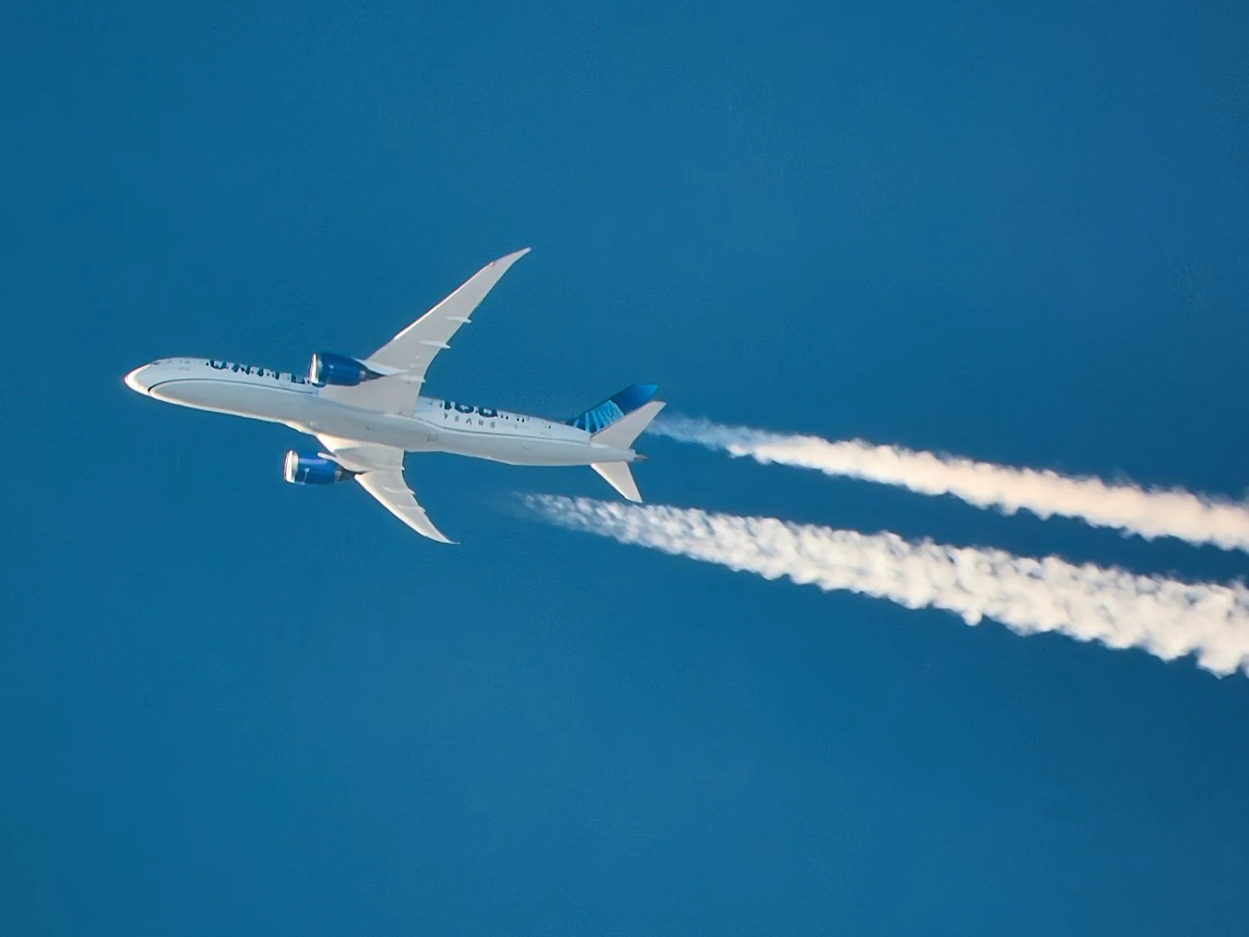 Nikon COOLPIX P1100: Boeing Dreamliner at 40,000 ft going 600mph