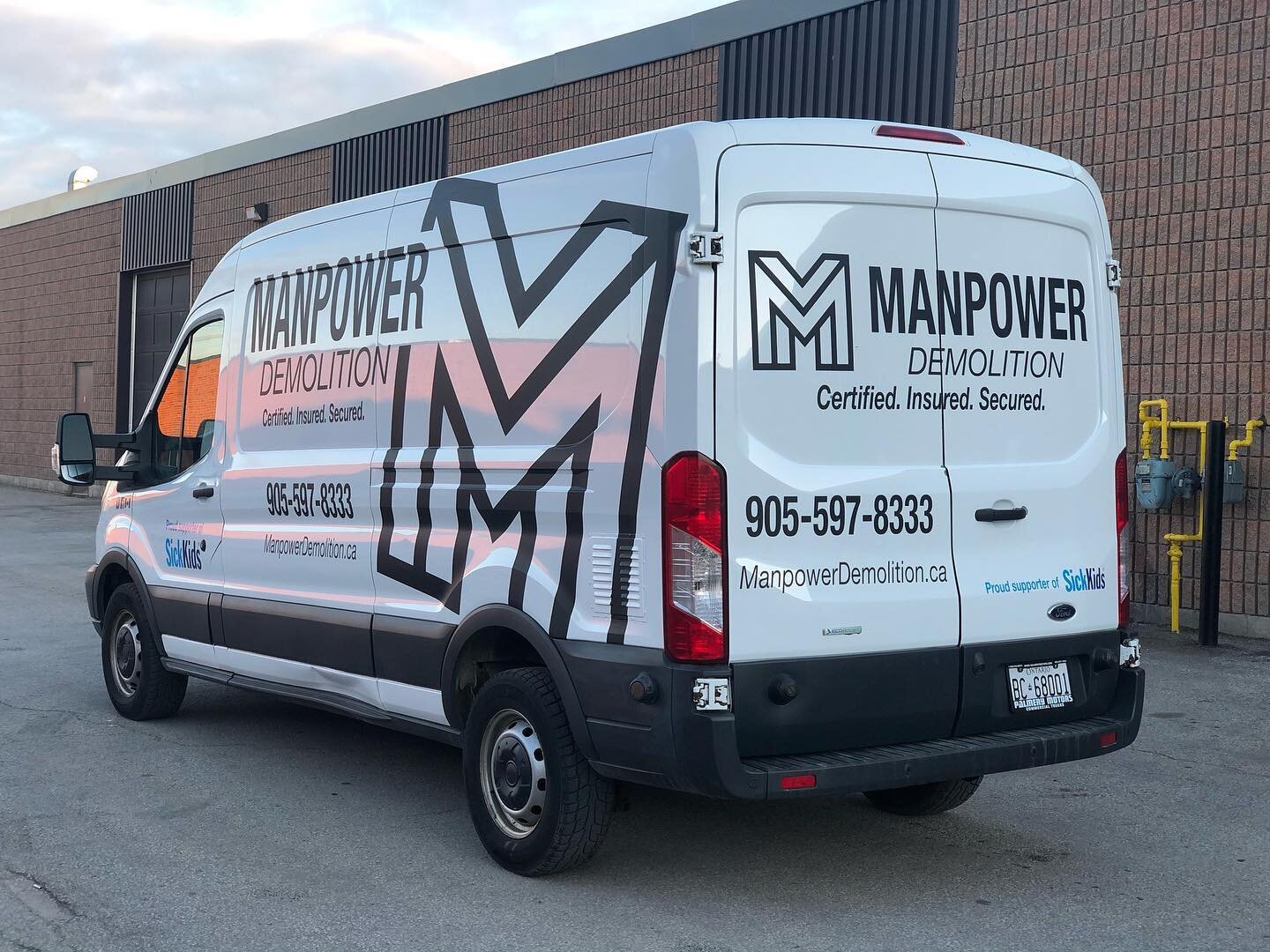 Simply... affective. Vinyl logos and lettering is the budget friendly way to start advertising your business vehicle and get impressions for your business.
@manpowerdemolition adding to the fleet with a Ford Transit high top with its consistent brand