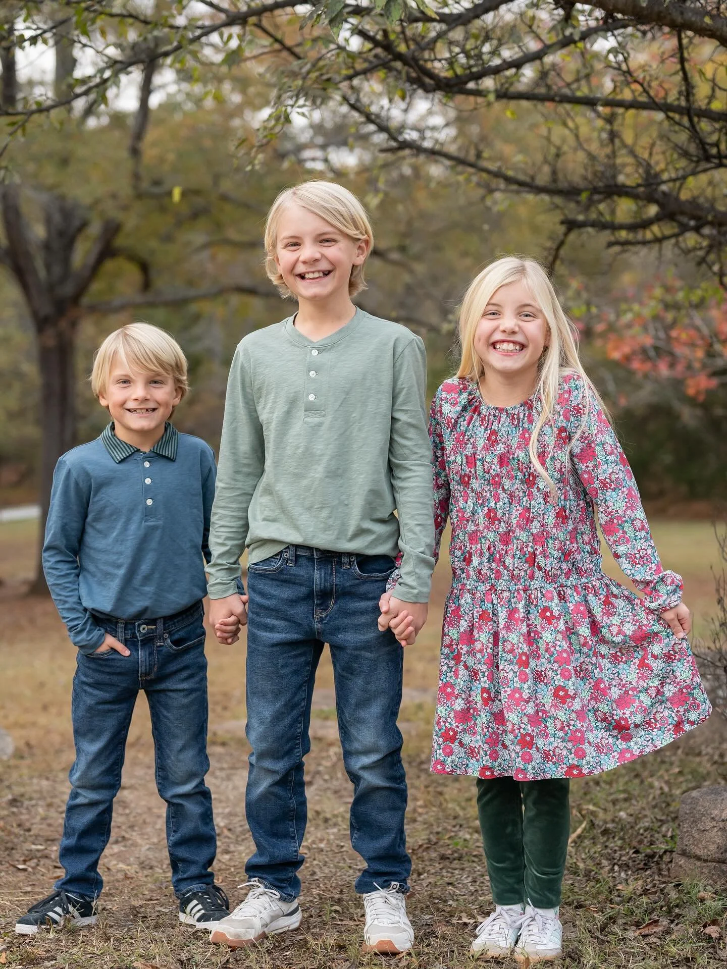 Just me waving from the weeds!  Have really been enjoying all my work lately, just haven&rsquo;t been posting 😅  Really love seeing how all my favorite kiddos have grown over the year.  Year 5 with this fun bunch!

#ncweddingphotographer #raleighwed