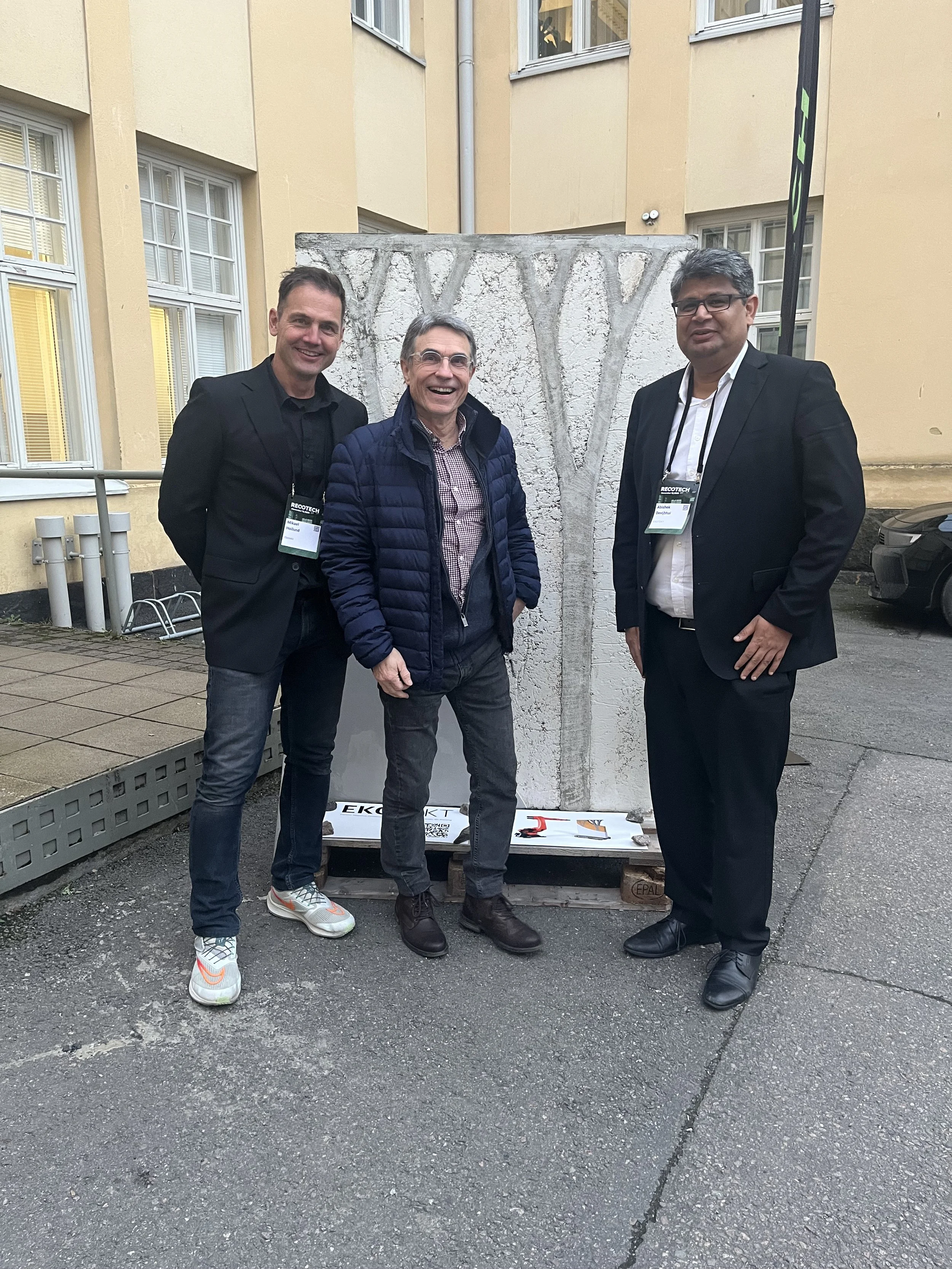 Ekotekt showcasing its 3D-printed HempCon wall with leadership team and Urban Tech Helsinki advisor at RecoTech 2025 in Helsinki.
