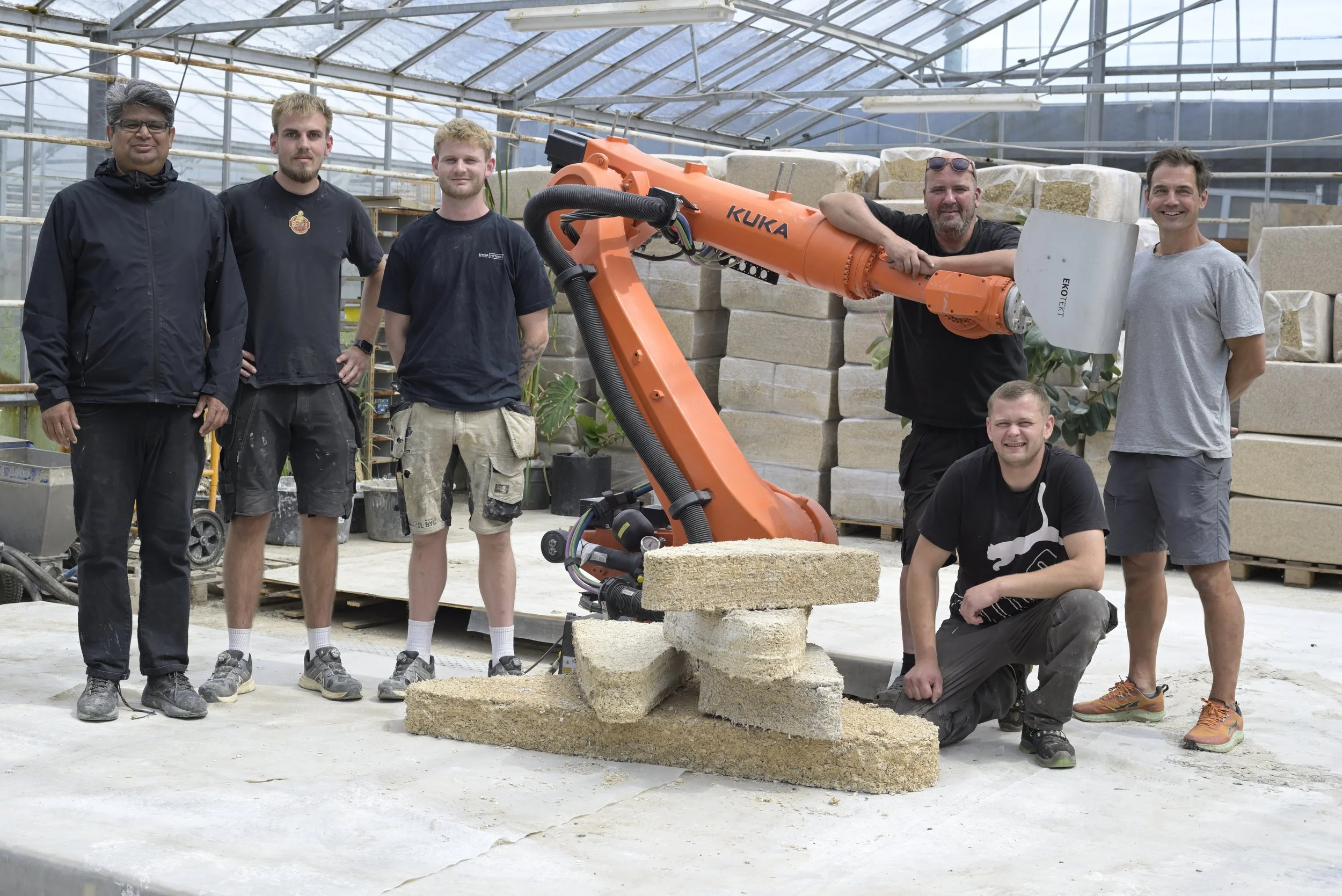 Ekotekt production fteam and 3D-printed hempcrete components in Aarhus, Denmark.
