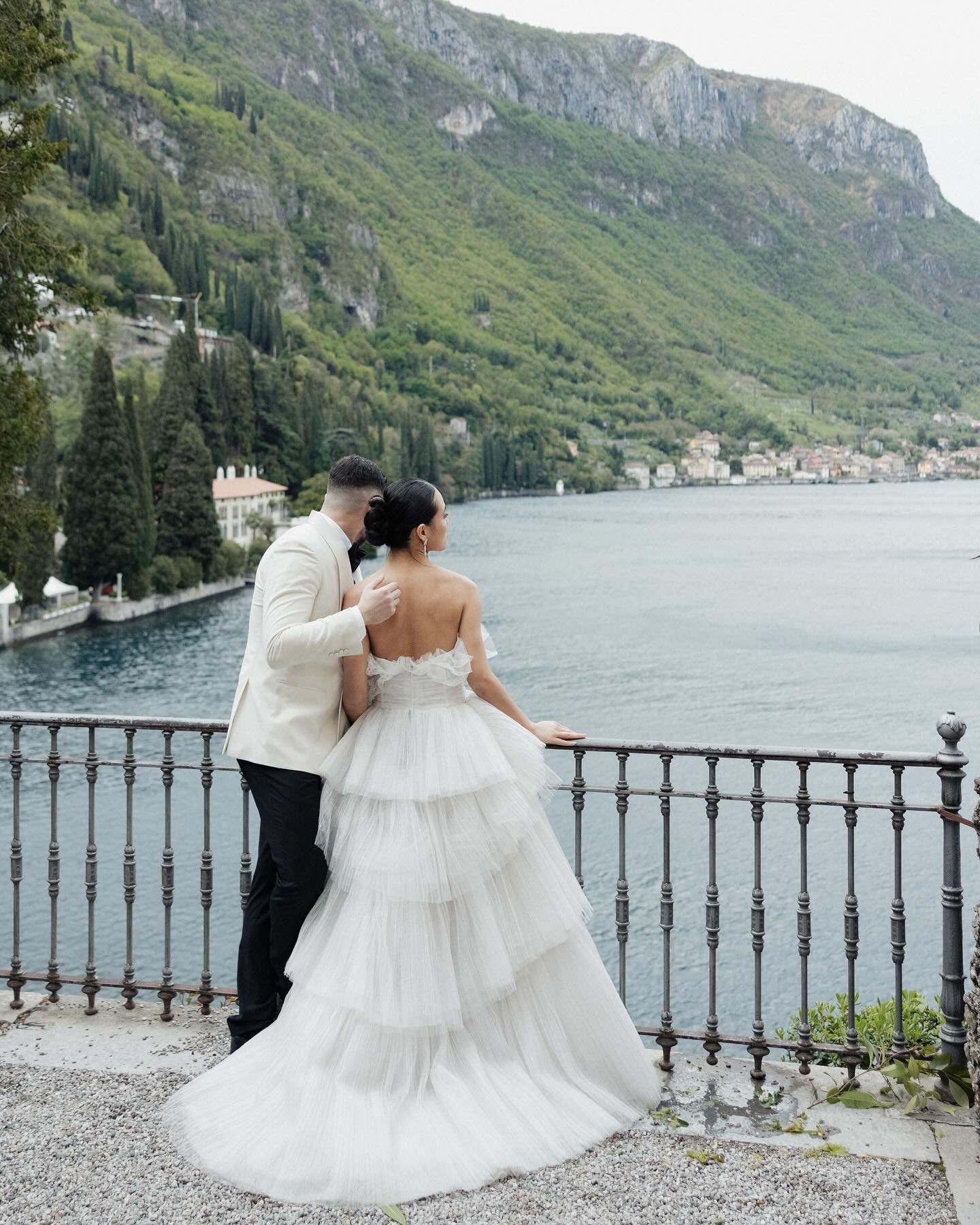 lovers in como 🇮🇹 although the weather pushed us to the limits this day, you can barely tell in their photos. please give me many more Italian wedding days because WOW 🔥🔥