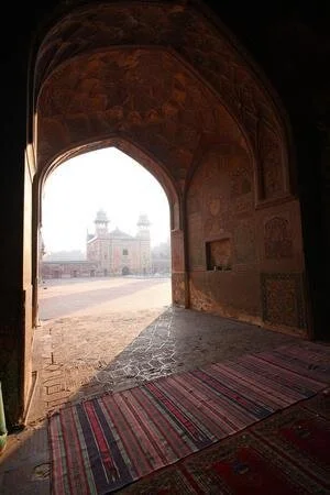 yasir-nisar-masjid-wazir-khan-lahore-pakistan_u-l-pyq9x70.jpg