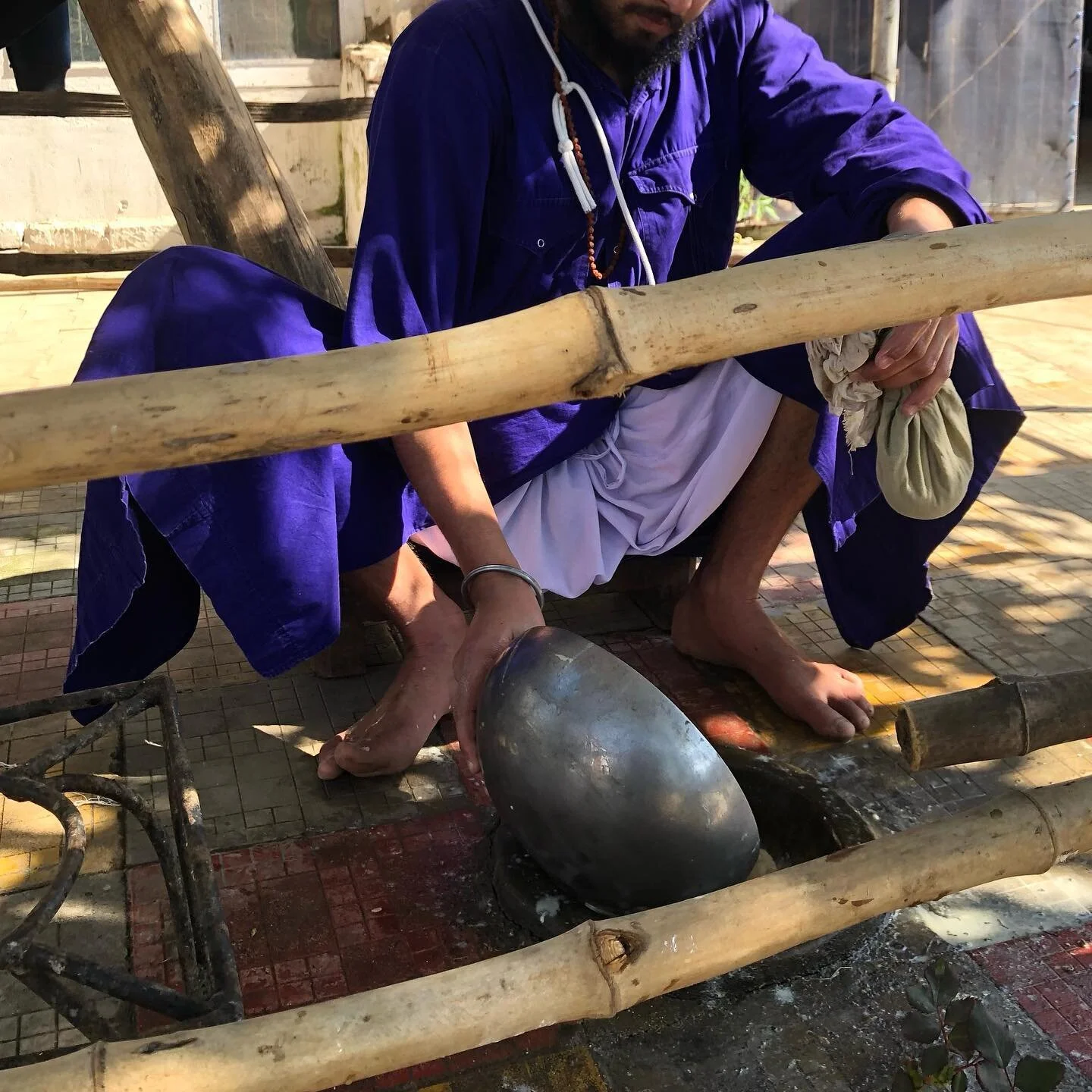 ਸਿੰਘ prepares shardai - a cooling almond milk drink to bring peace to the unfocused mind; cardamom, magaz, saffron, black pepper and other nuts and spices that increase the bodies temperature and in turn, energy, are ground by means of an in-built mo