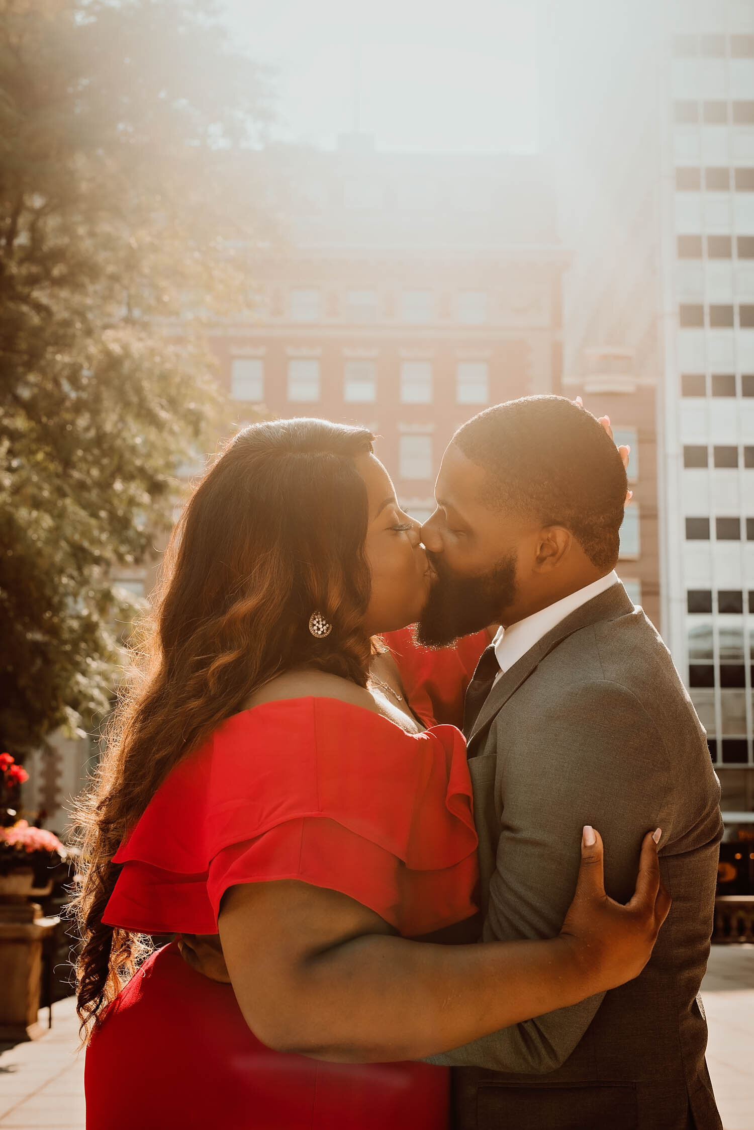 19-chicago-wedding-and-engagement-photographer-emily-melissa-photography-downtown-chicago-engagement-session-2.jpg