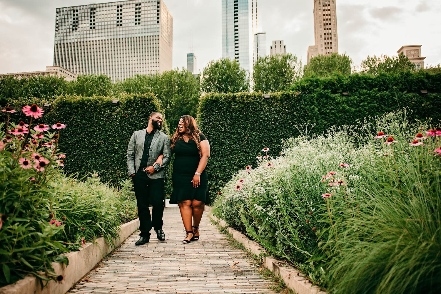 28-chicago-wedding-and-engagement-photographer-emily-melissa-photography-downtown-chicago-engagement-session-2385.jpg