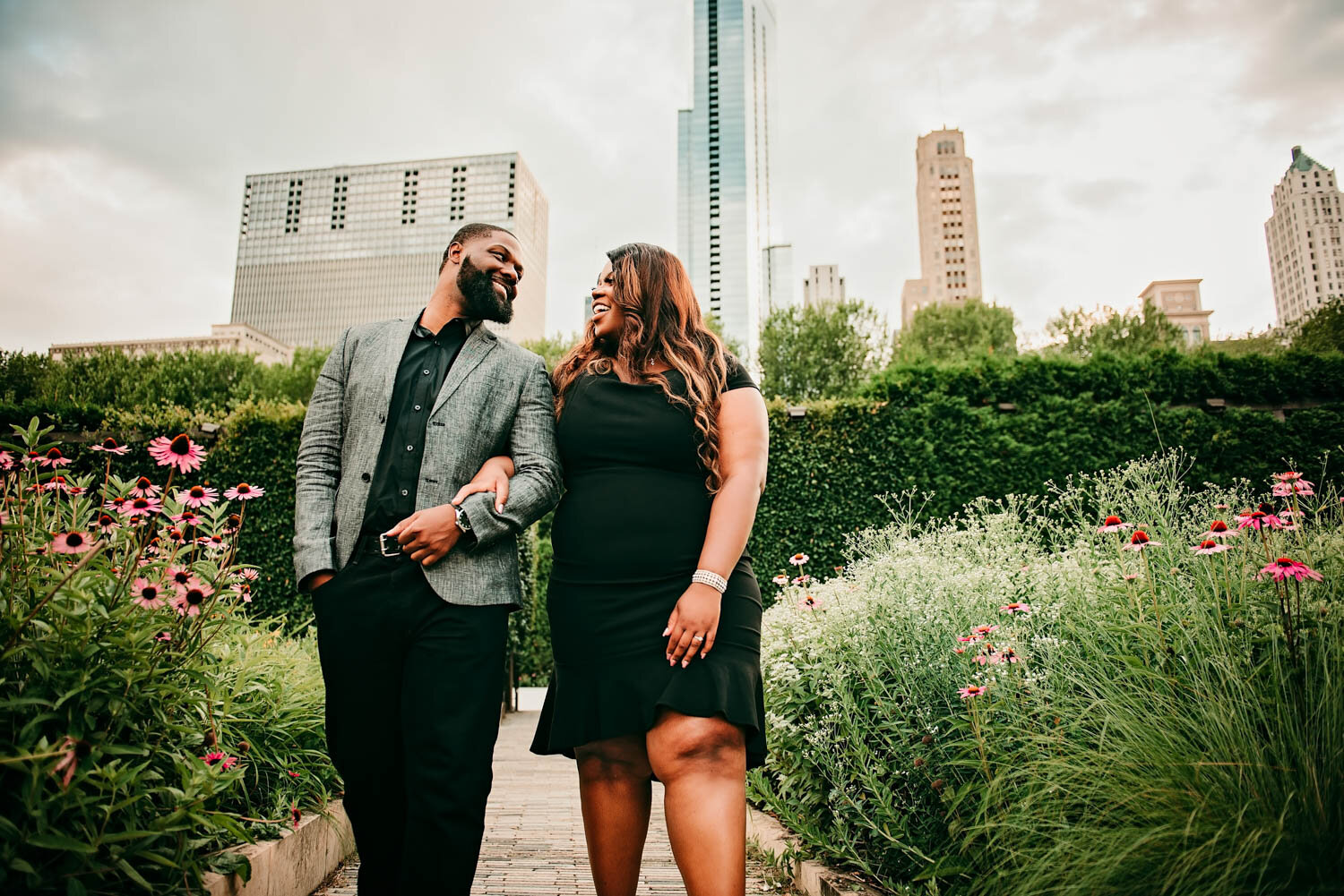 29-chicago-wedding-and-engagement-photographer-emily-melissa-photography-downtown-chicago-engagement-session-2390.jpg