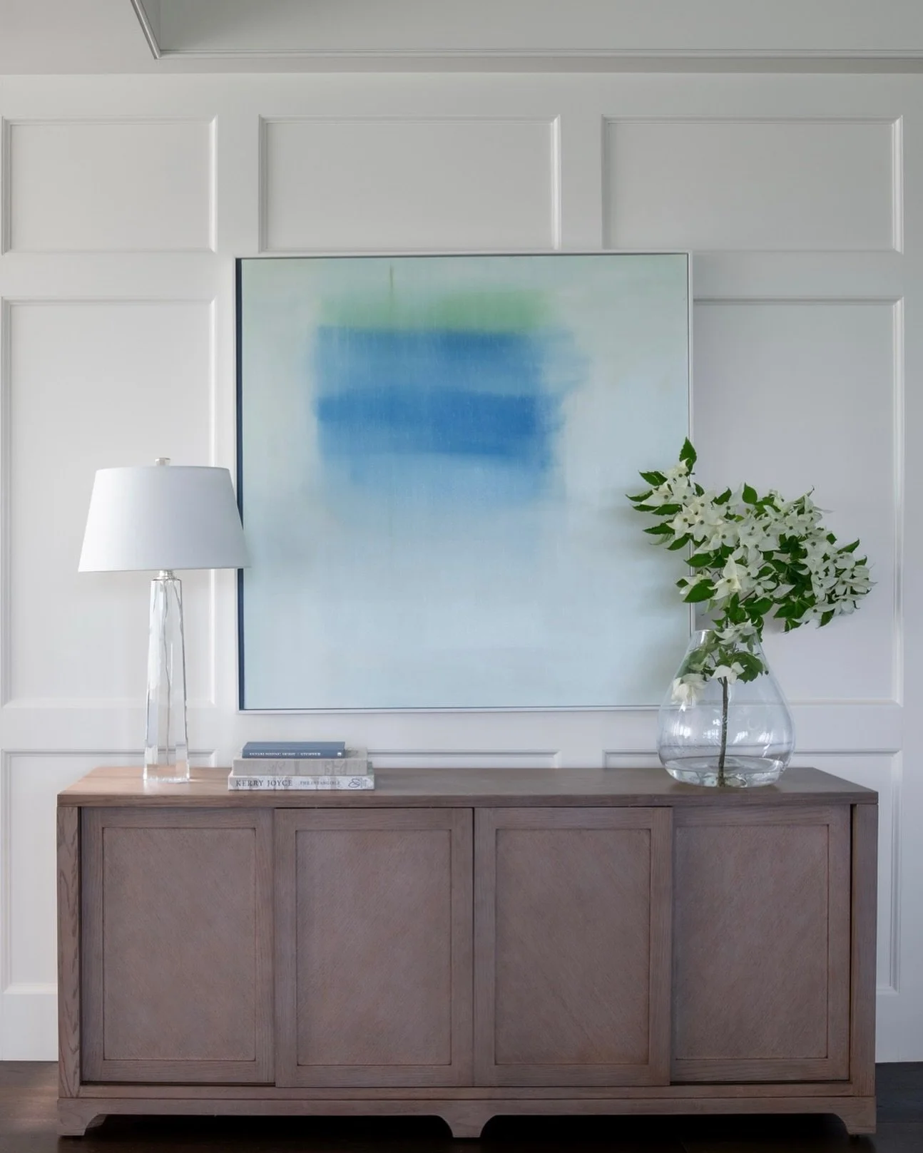 I love the mix of a bold abstract with more traditional architectural details&mdash;it&rsquo;s the contrast that makes a space feel fresh and current. This commissioned piece was such a joy to paint.
Interior Design @Wendyhcallahan
Artwork @wendyhcal