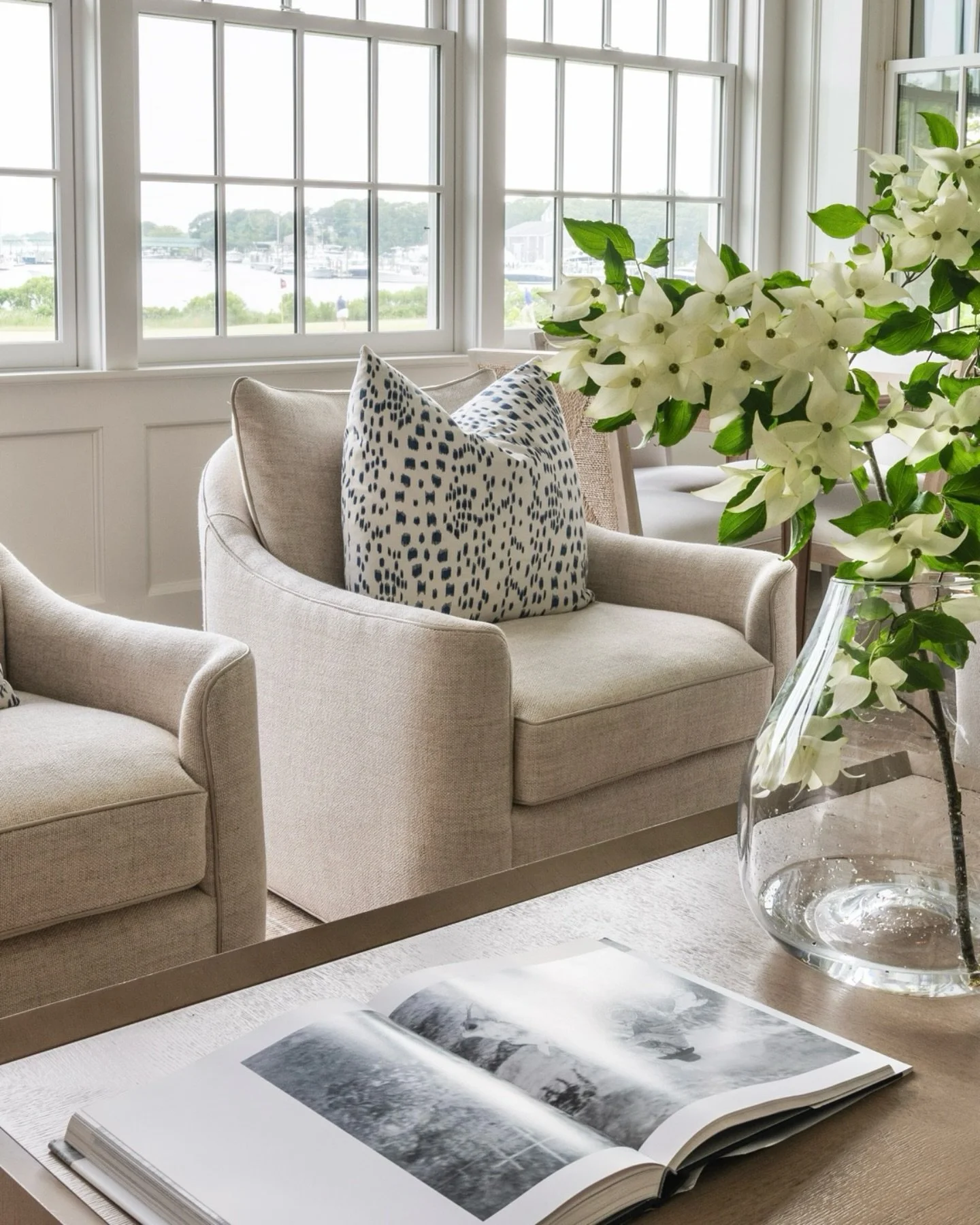 Love the details of this chair and the neutral leather welt we added.

Interior Design @wendyhcallahan 
Design assistance @emilyfee.interiors 
Photography @jessicadelaneyphotography