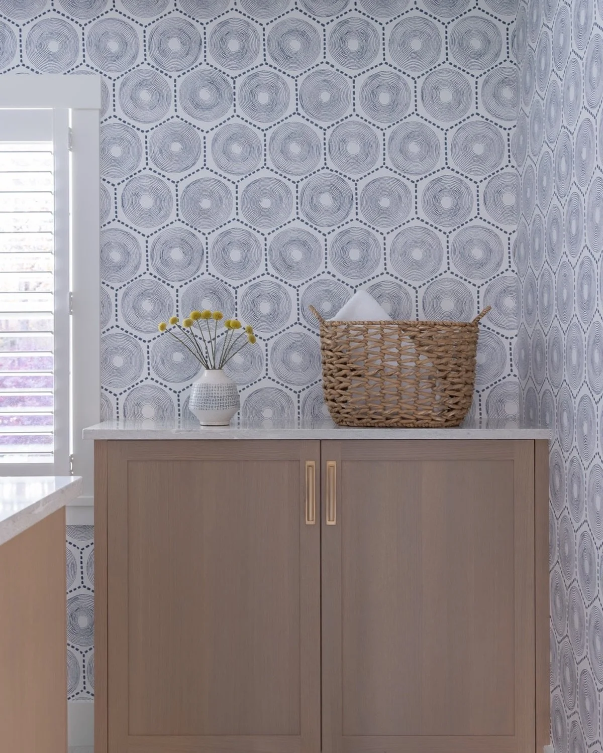 Wallpaper for the win! 

Interior Design @wendyhcallahan and @amymorganinteriordesign 
Design Assistance @emilyfee.interiors 
Builder @tfc.homes