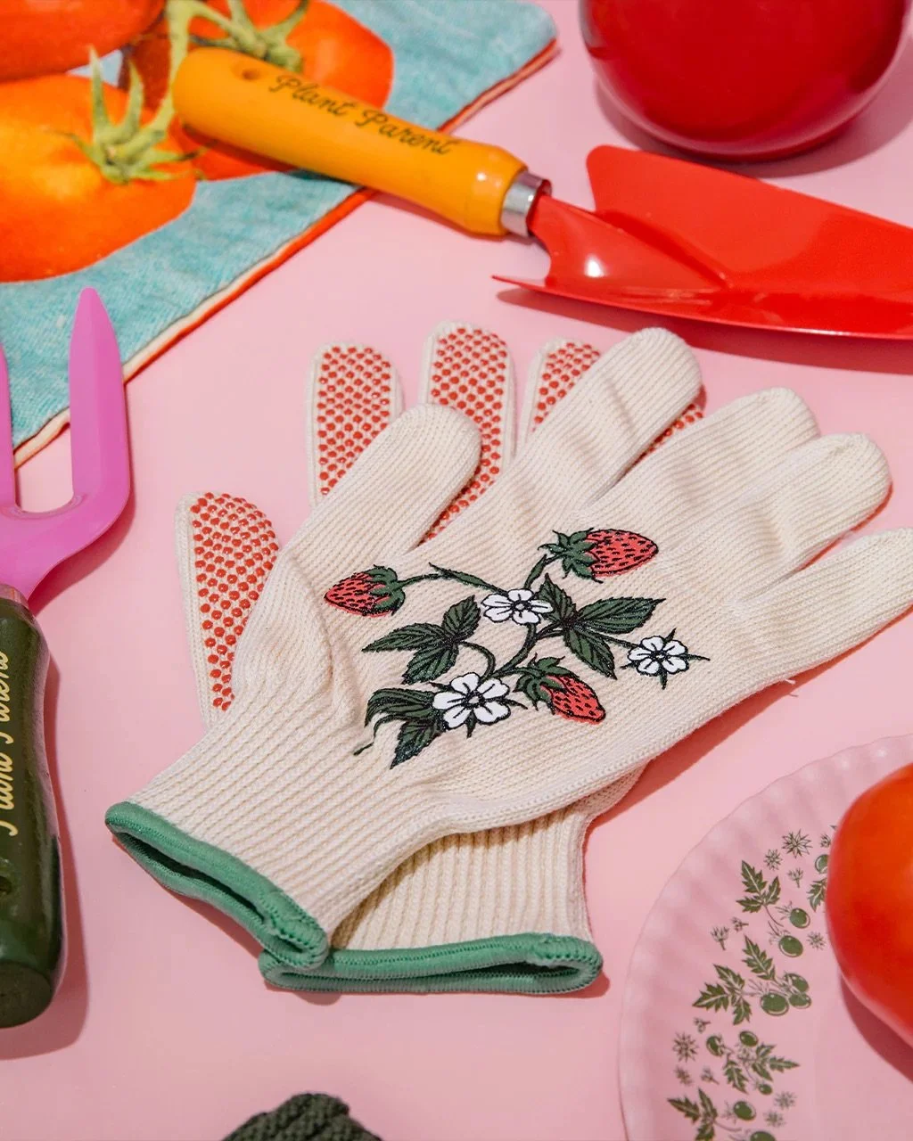 252047-WEB-gardening-gloves-strawberry-07.jpeg