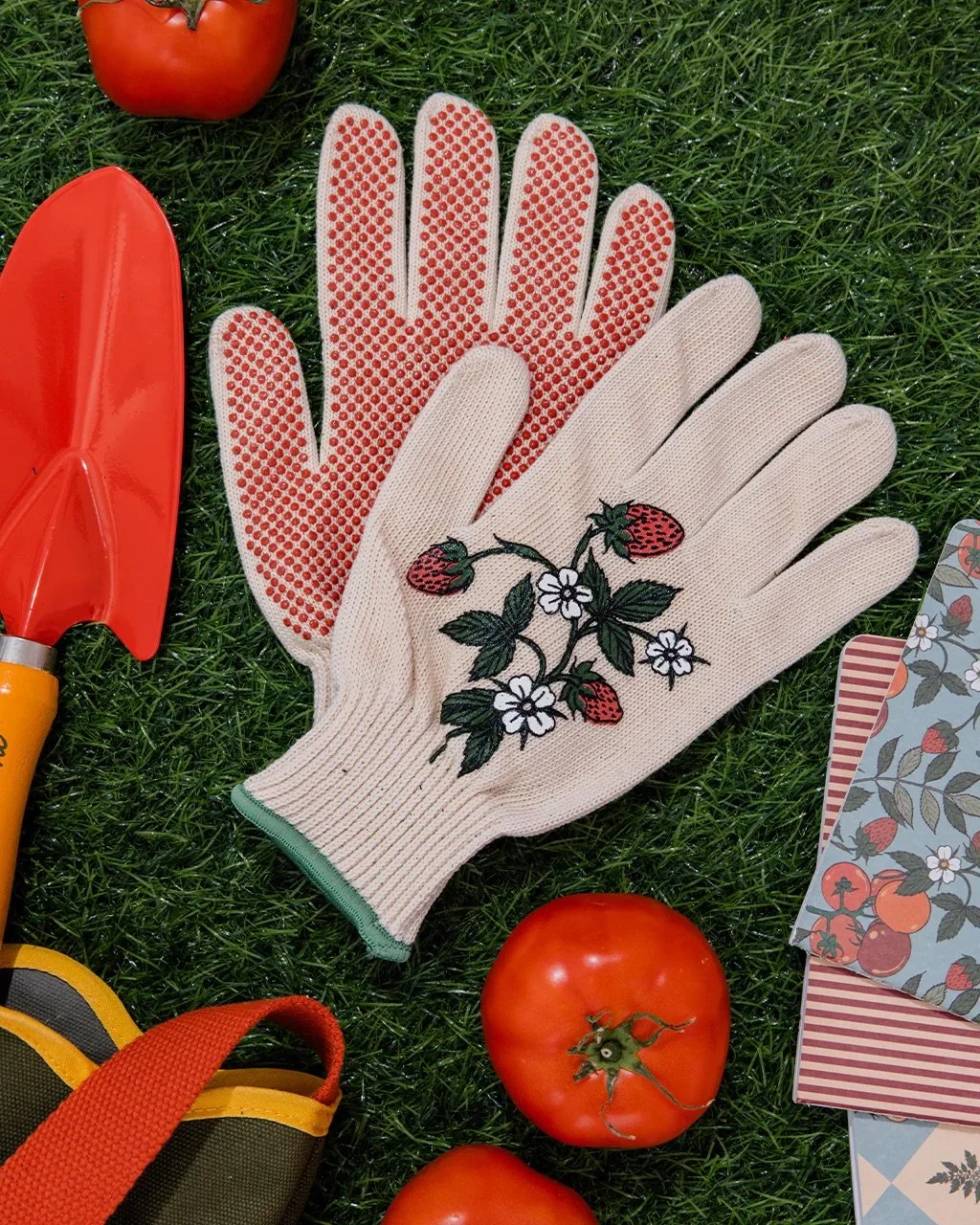 252047-WEB-gardening-gloves-strawberry-06.jpeg