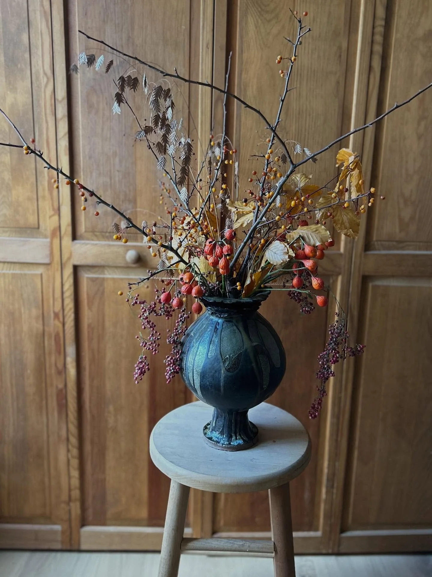 Cascading Autumnal arrangement in the Vivienne Vessel 

TYSM for the bday flowers @shey.apo &amp; @jessicakravit 🫶