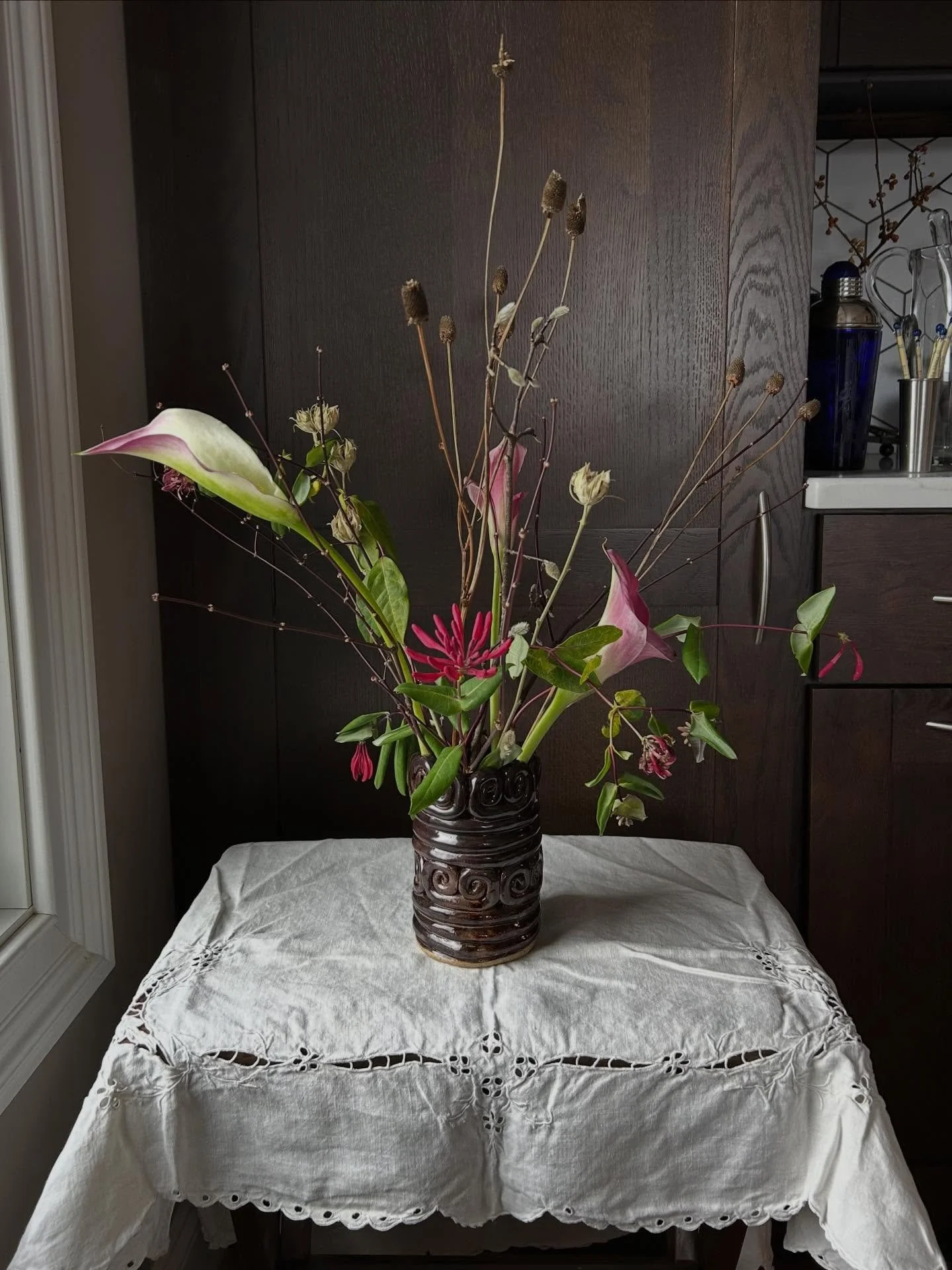 Coil pot holding the last of the living and first of the dead from my parents garden, along with some calla lilies at the end of their rope 🥀

Foraged arrangements are the sweetest