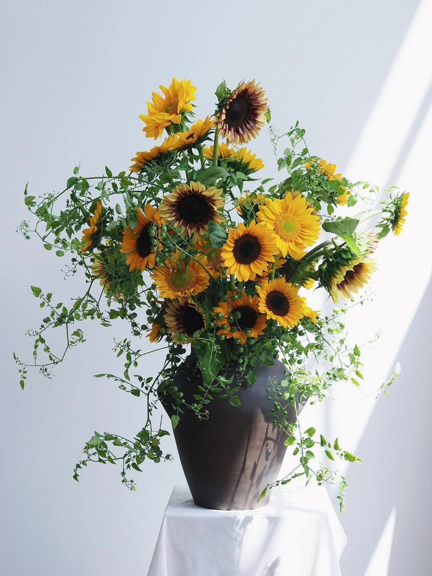 Absolute chefs kiss summer perfection bursting out of our vessel for @downstatenewburgh by @heartandsoilflowers 🌻