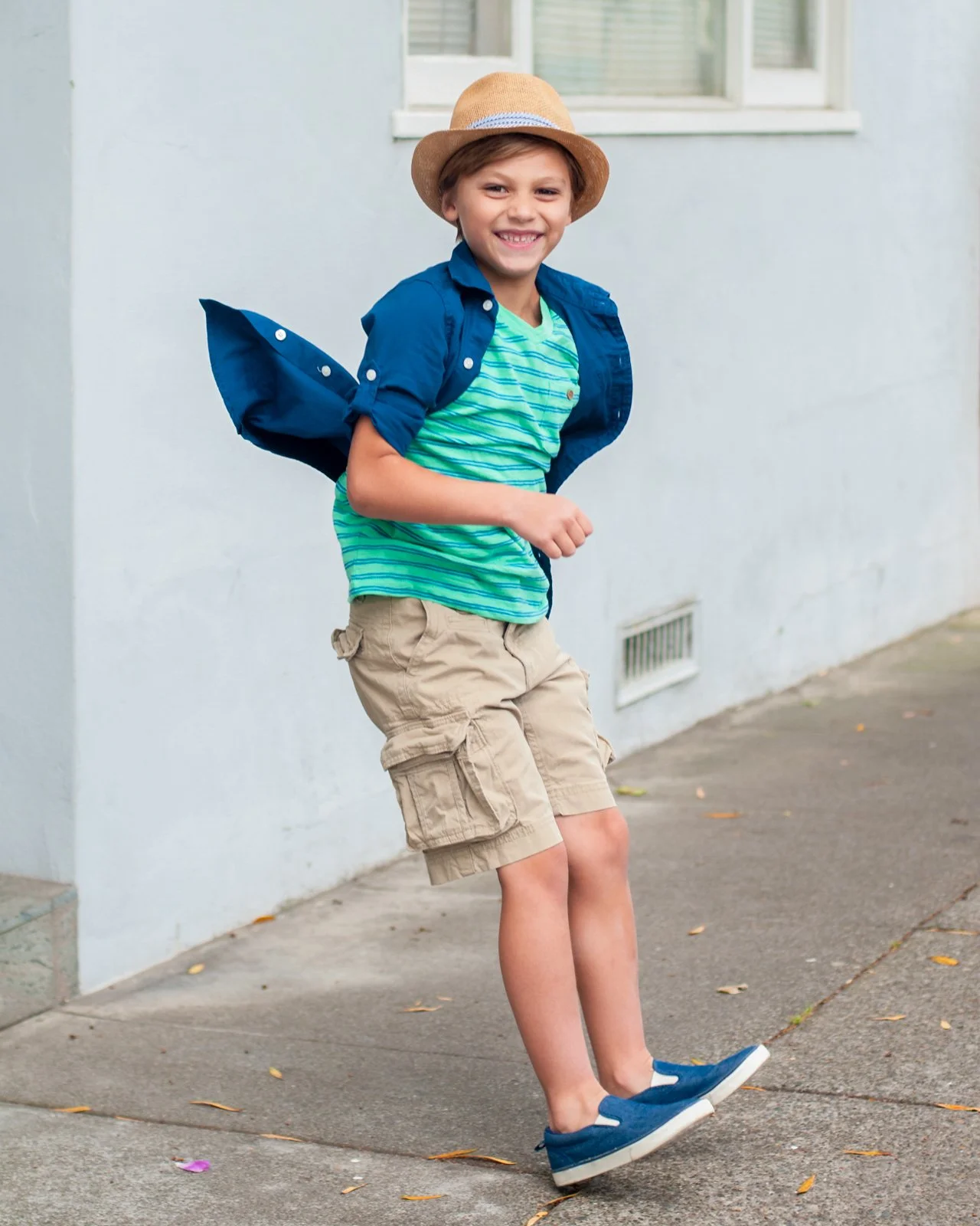 29-boy-in-hat-smiling-on-kids-photography-studio.jpg