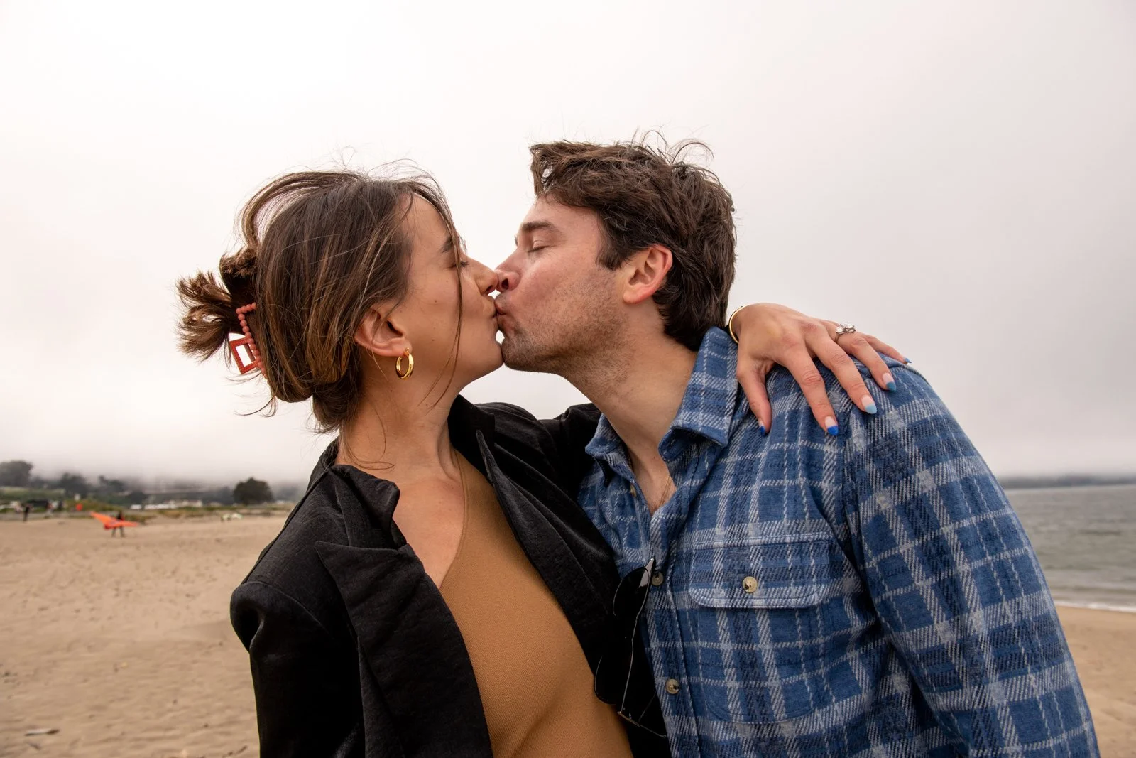 025-couple-kissing-on-beach-candid-lifestyle-photography.jpg