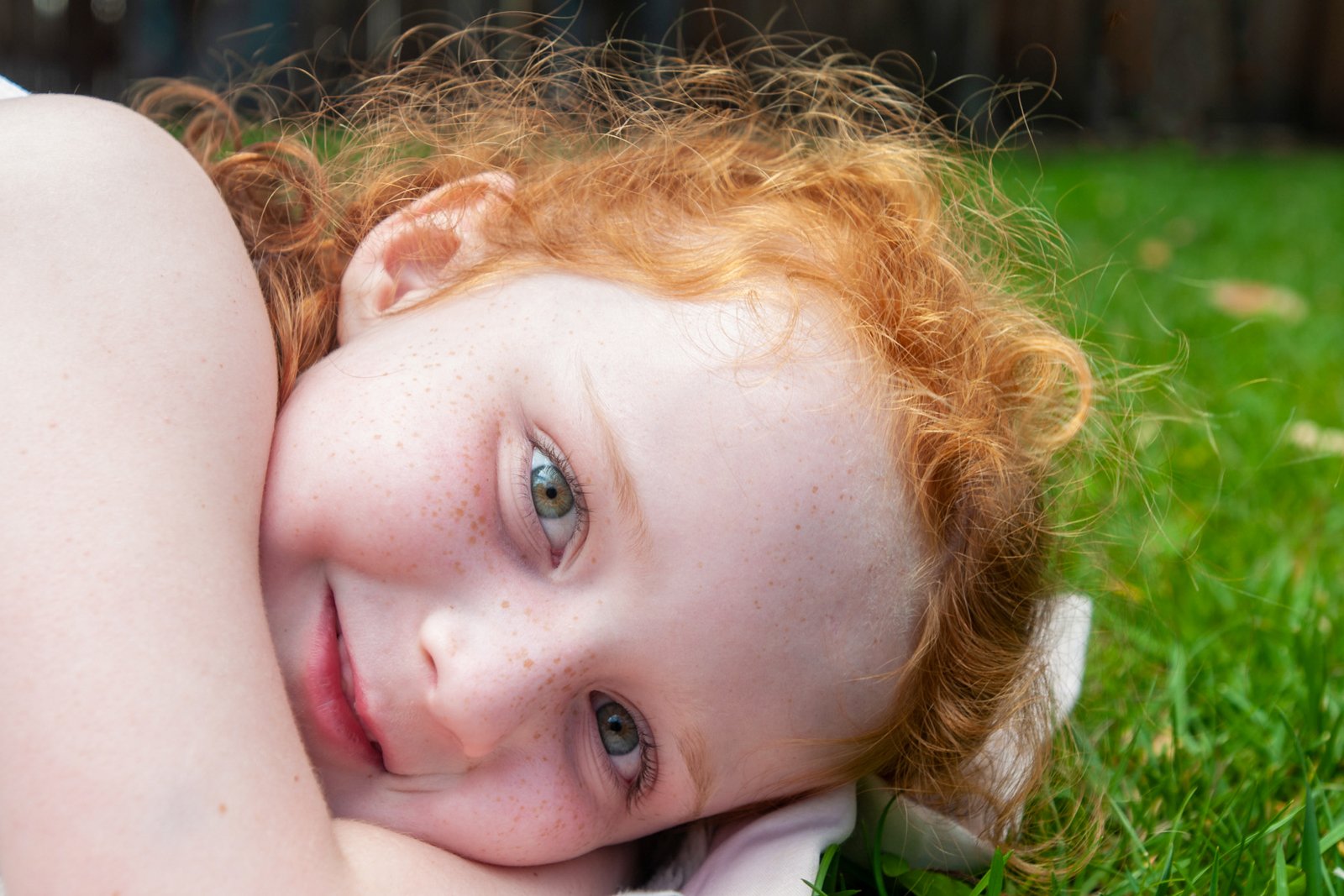 17-young-redhead-child-lying-child-photographer-near-me.jpg