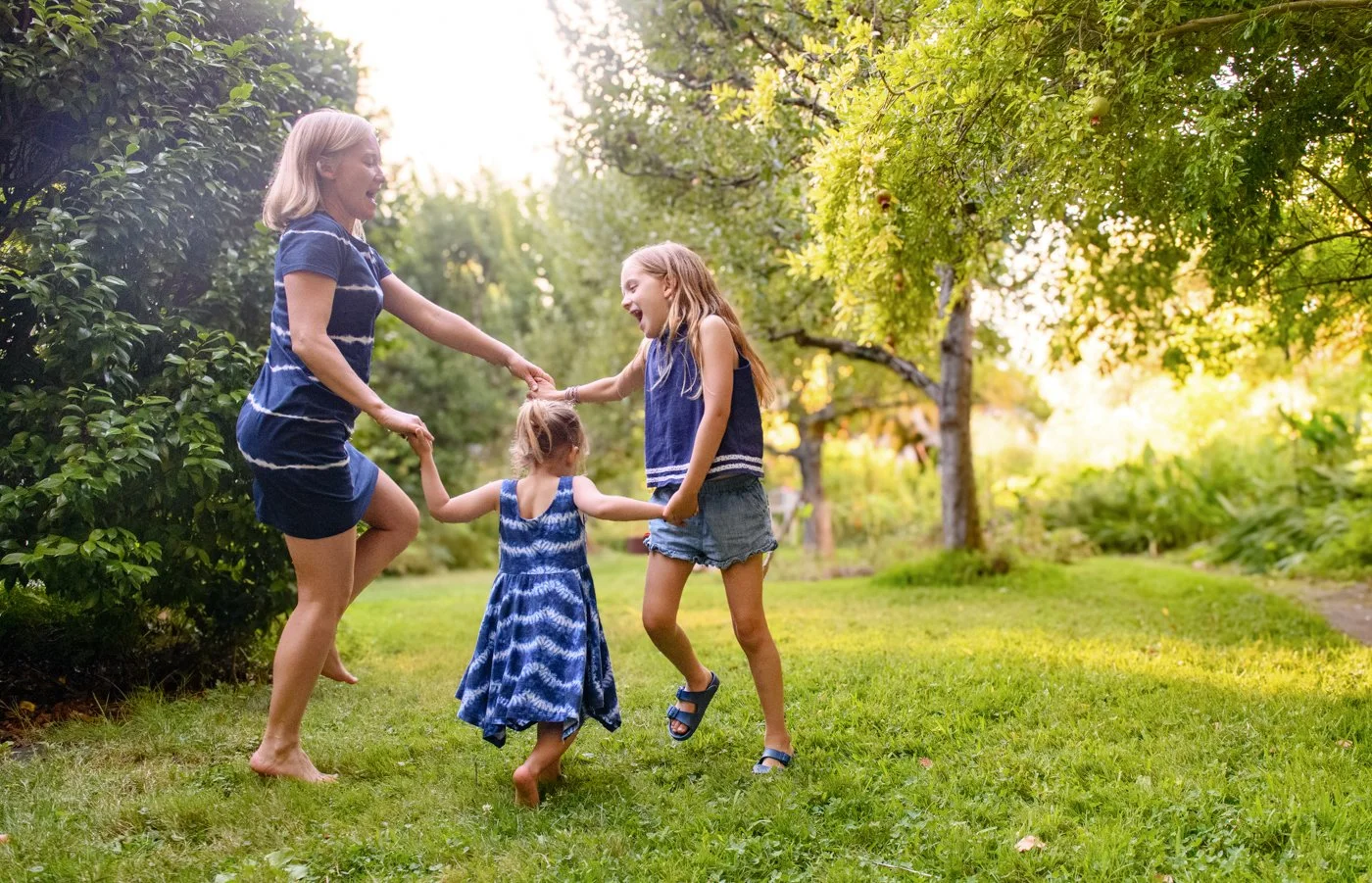 037-mother-and-daughters-playing-lifestyle-photography.jpg