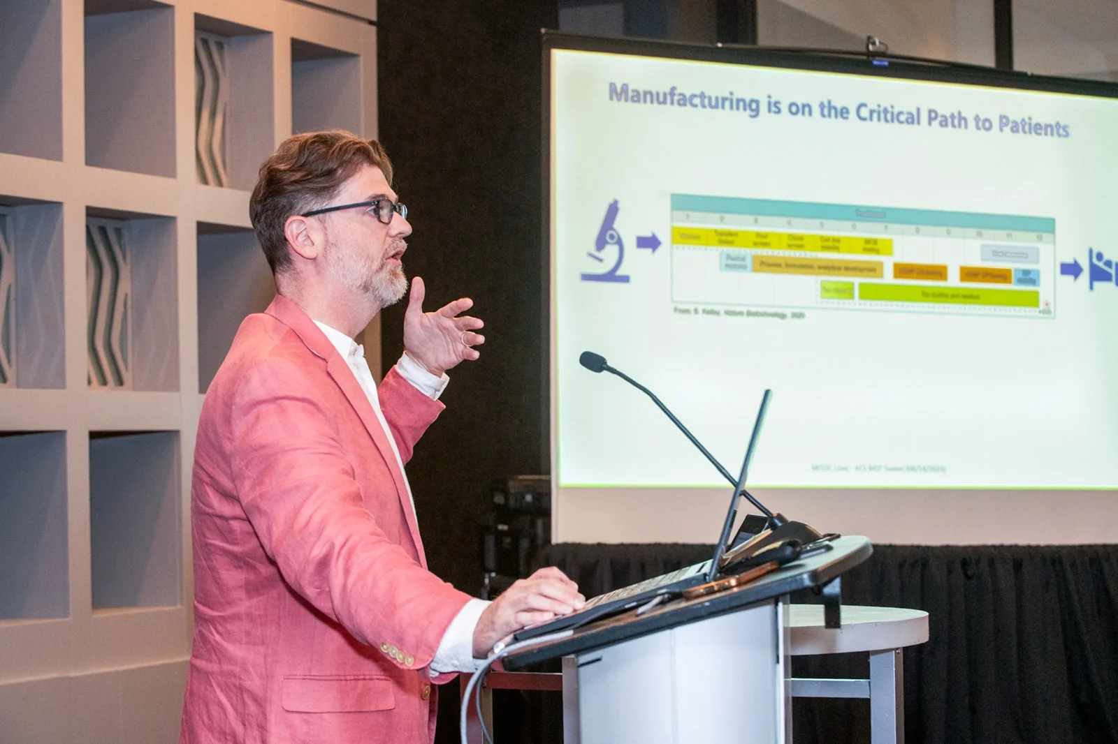 16-speaker-presenting-at-medical-science-photography.jpg