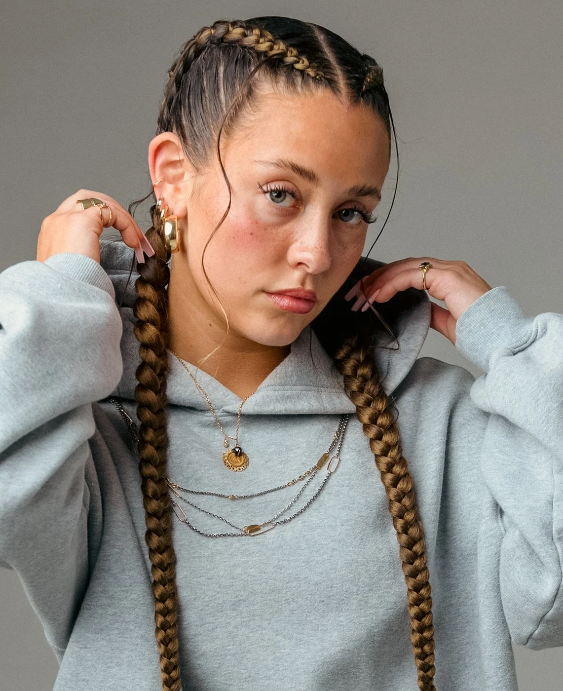005-woman-gray-sweatshirt-lifestyle-apparel-photoshoot.jpg