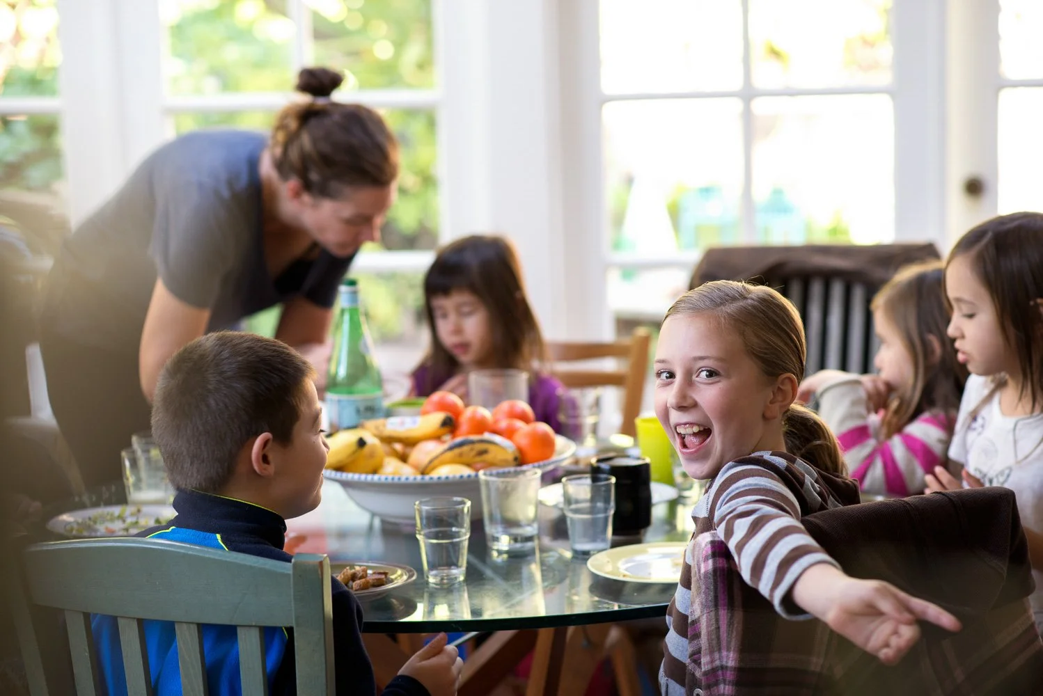 017-kids-at-table-eating-documentary-photographer.jpg