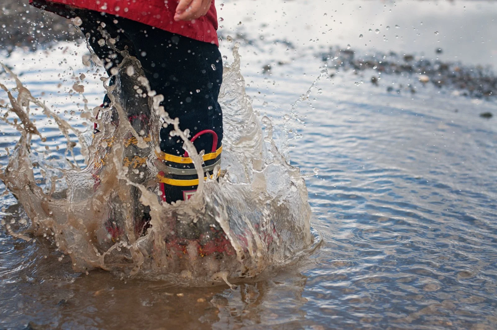 07-child-splashing-in-puddle-kids-headshot-photographer.jpg