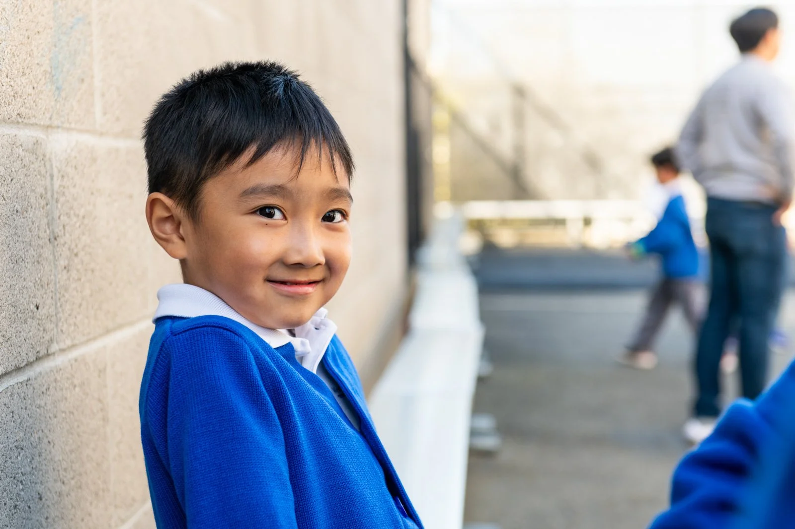 026-smiling-child-in-blue-campus-lifestyle-photographer.jpg
