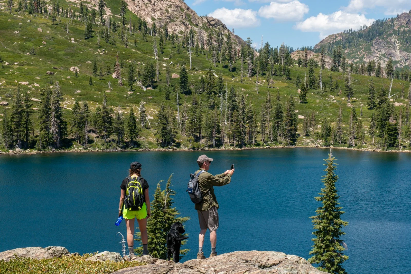 035-hikers-taking-photos-lifestyle-portraits.jpg