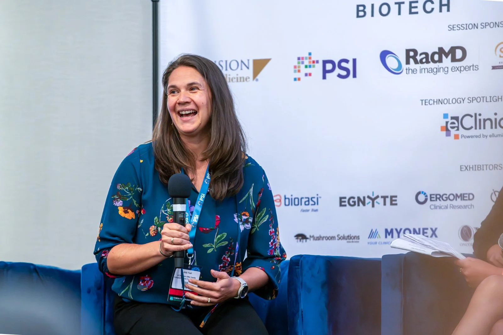 08-speaker-laughing-on-panel-chemistry-lab-pictures.jpg