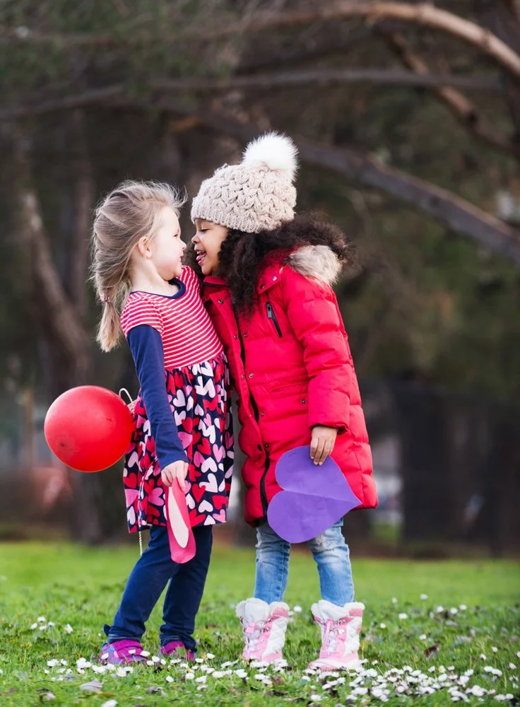10-young-girls-laughing-and-playing-candid-kids-photos.jpg