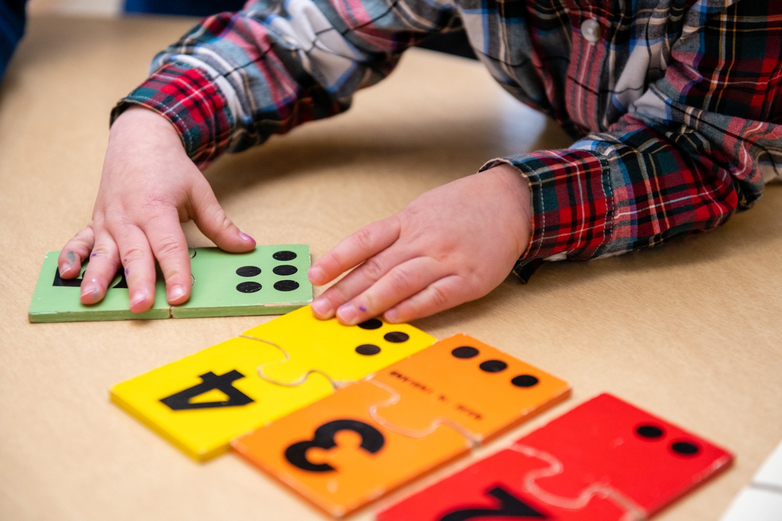 034-child-playing-with-numbers-lifestyle-photographer.jpg