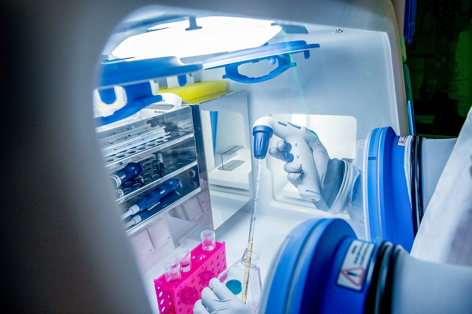 20-gloved-hands-biotech-industry-photography.jpg