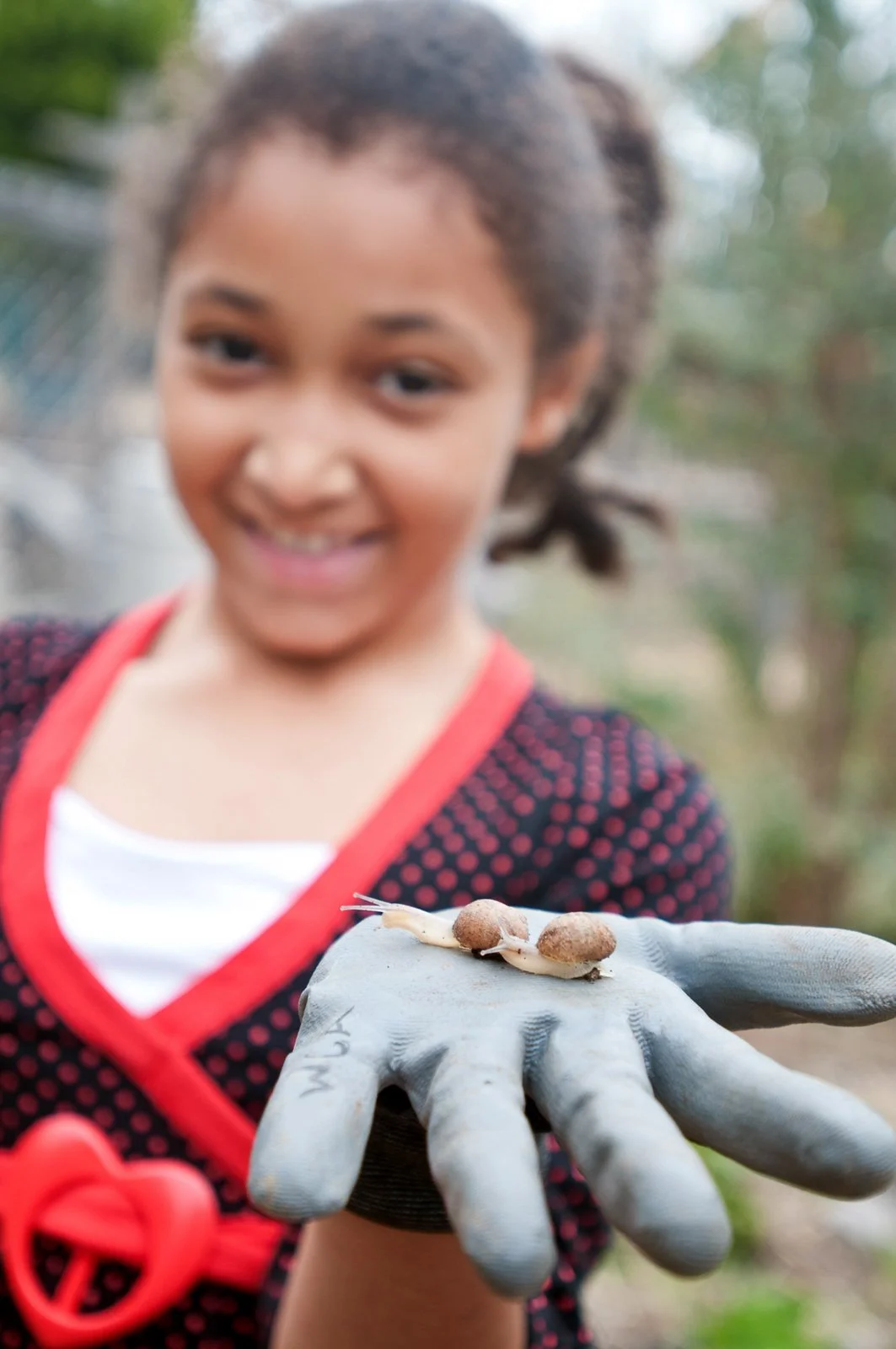 006-girl-holding-snails-k-12-school-photographer.jpg